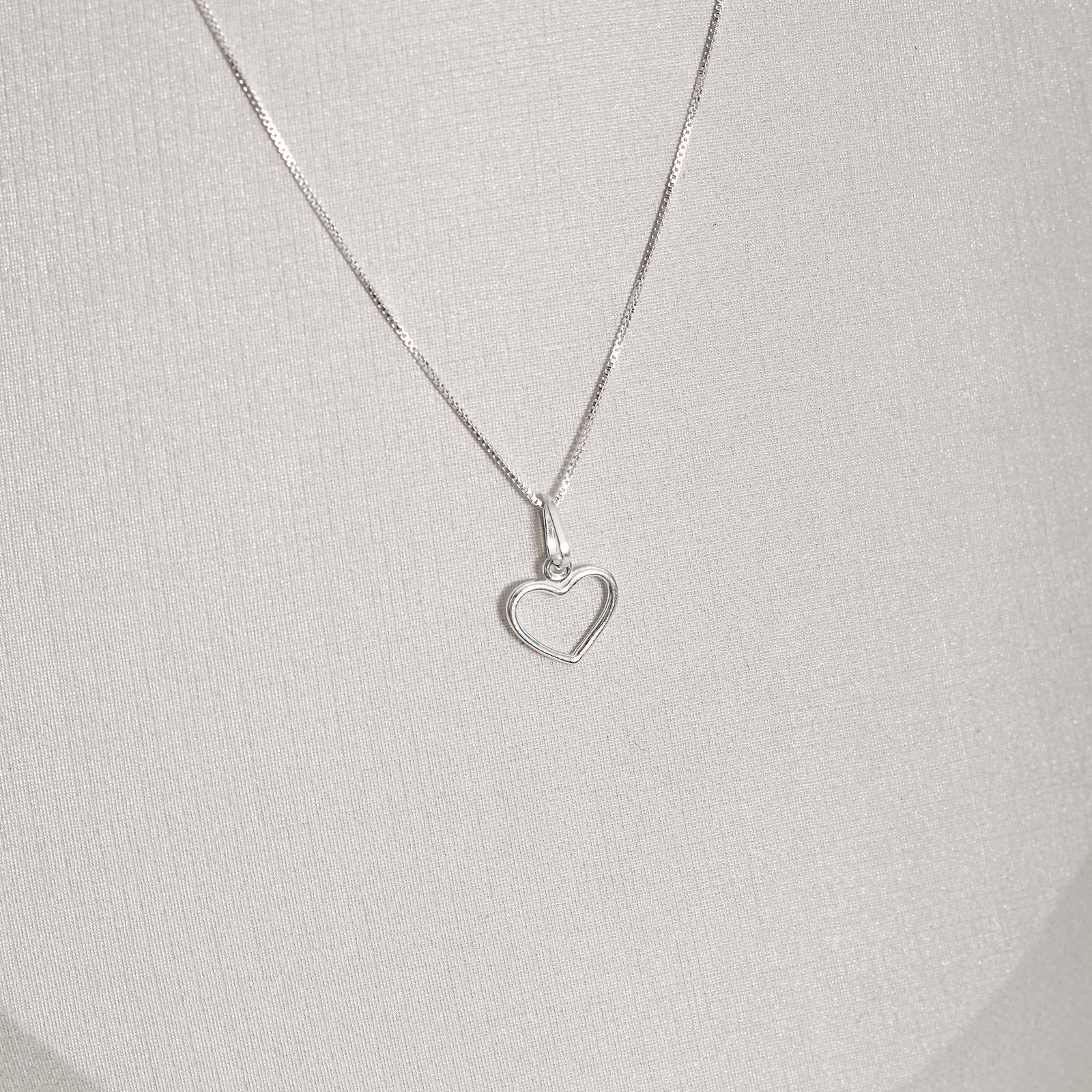 Colar pingente coração vazado 12mm 40cm