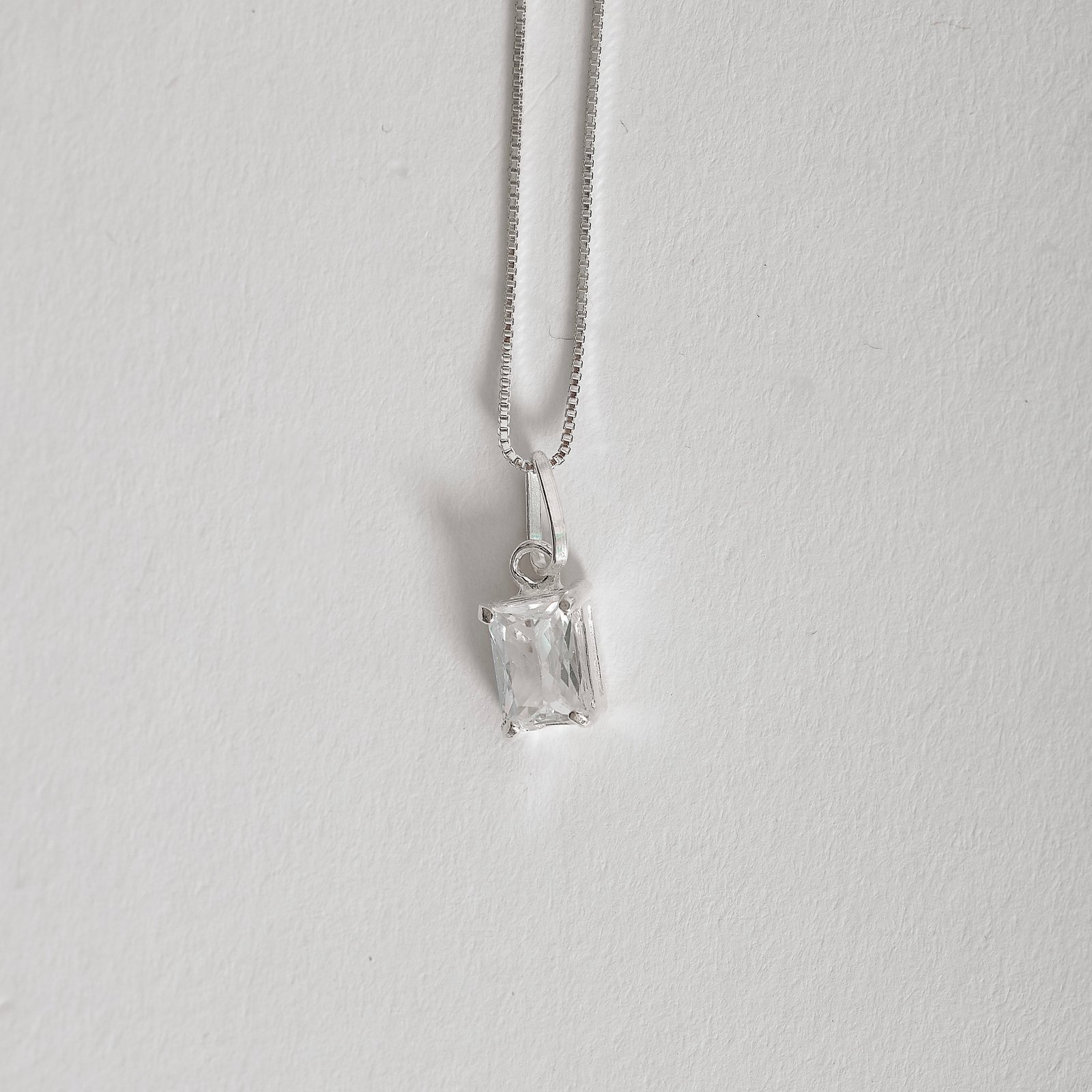 Colar pingente zircônia retangular cristal 7x5mm 45cm