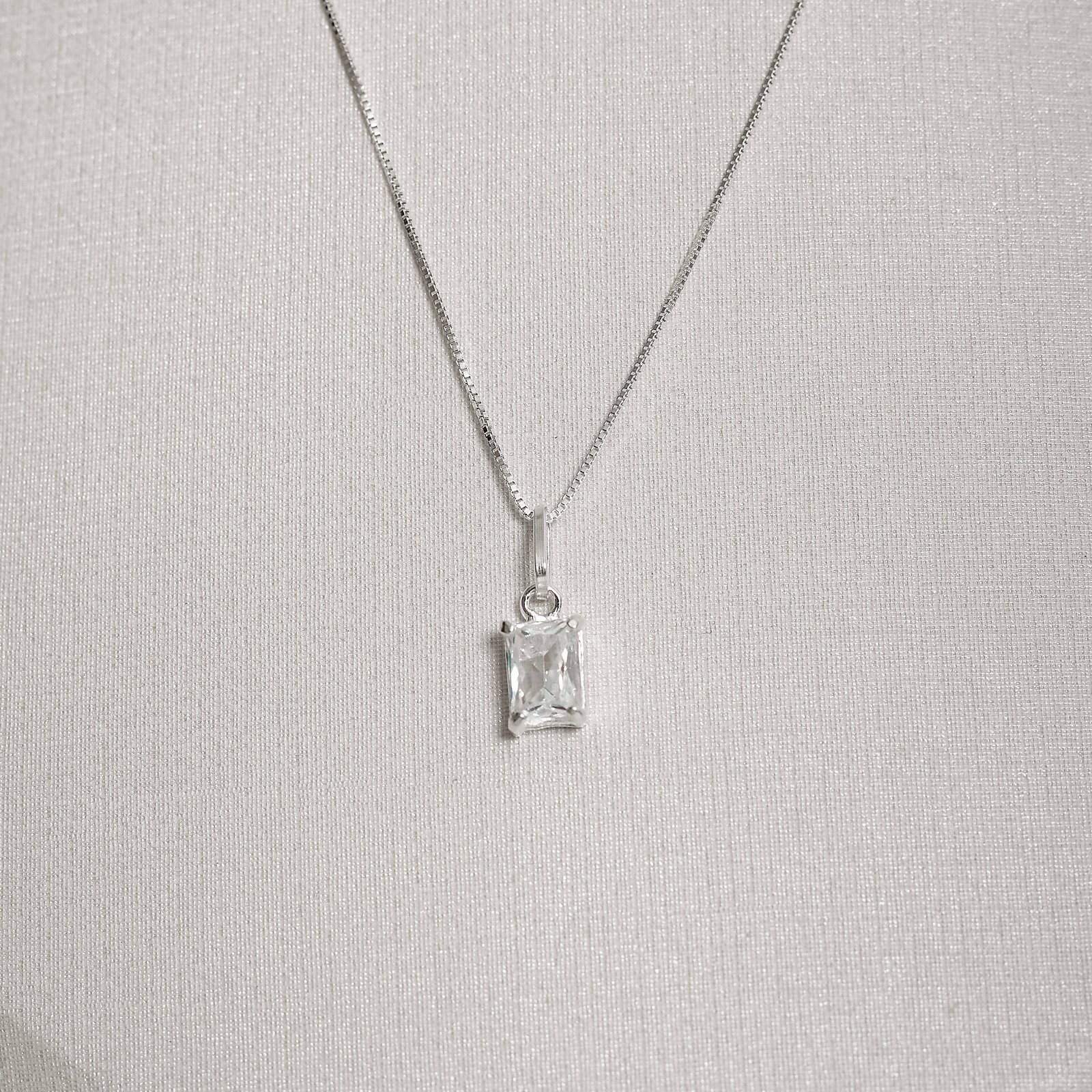 Colar pingente zircônia retangular cristal 7x5mm 45cm
