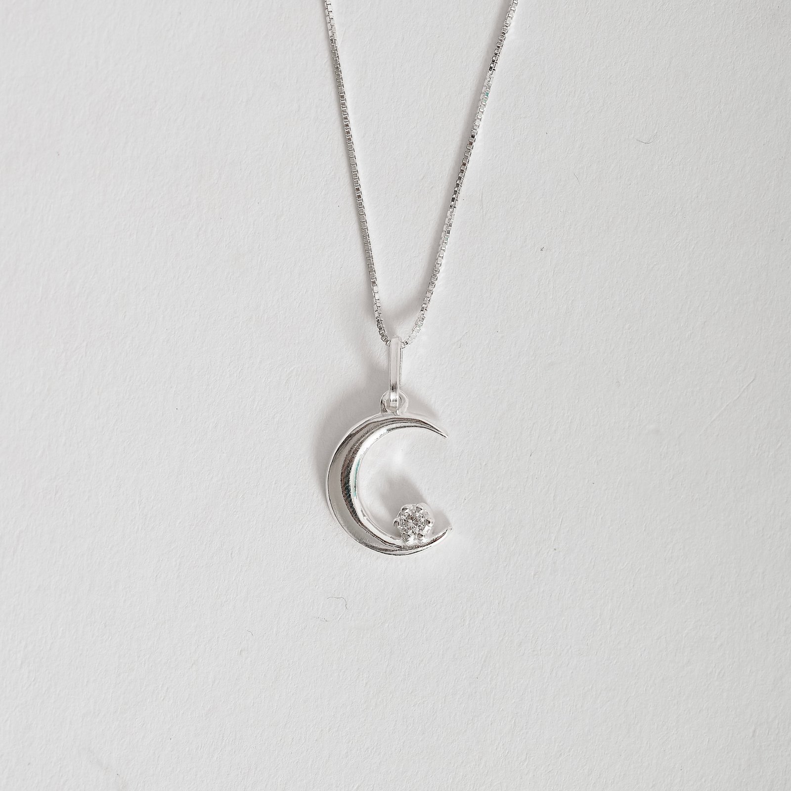 Colar pingente lua com detalhe zircônia 14mm 45cm