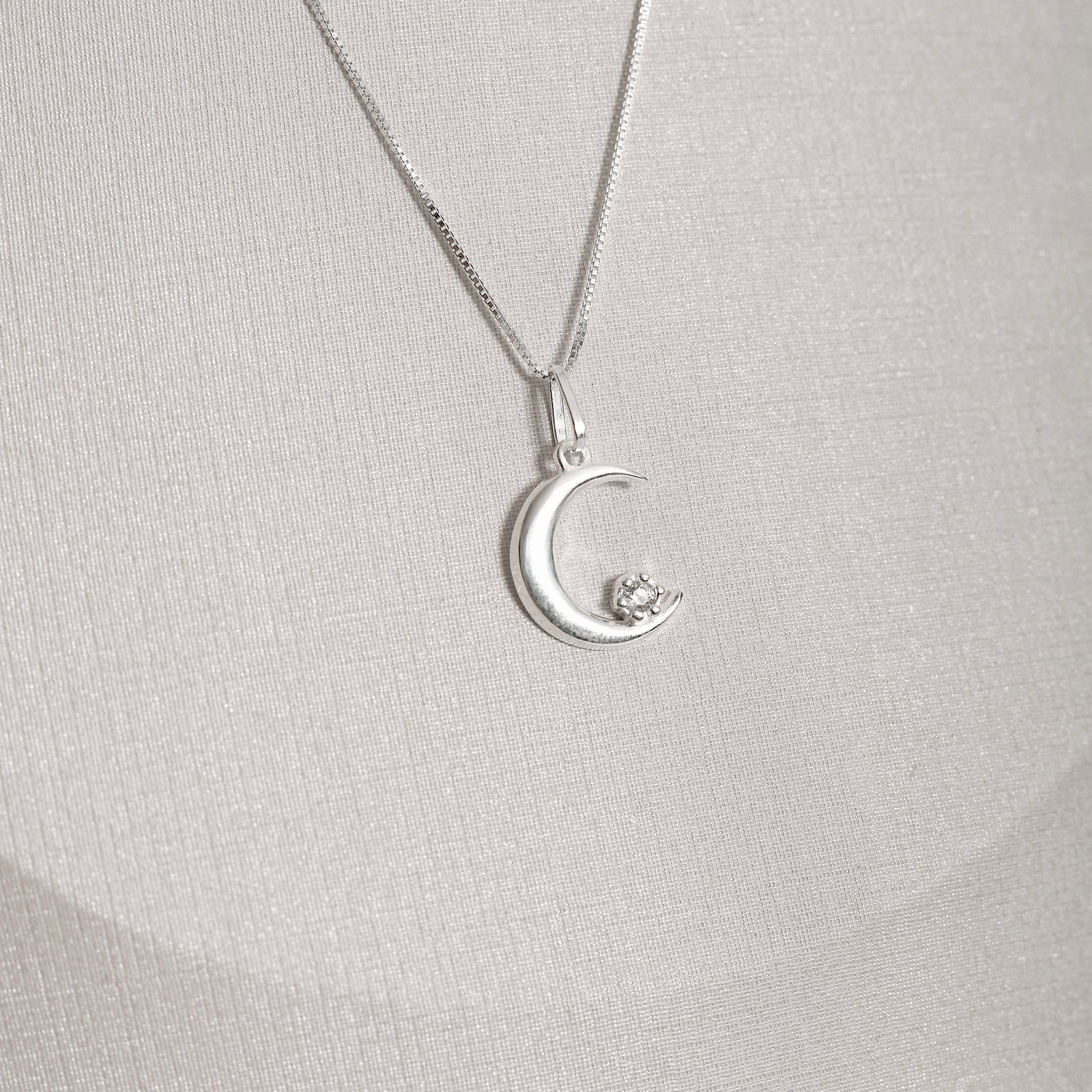Colar pingente lua com detalhe zircônia 14mm 45cm