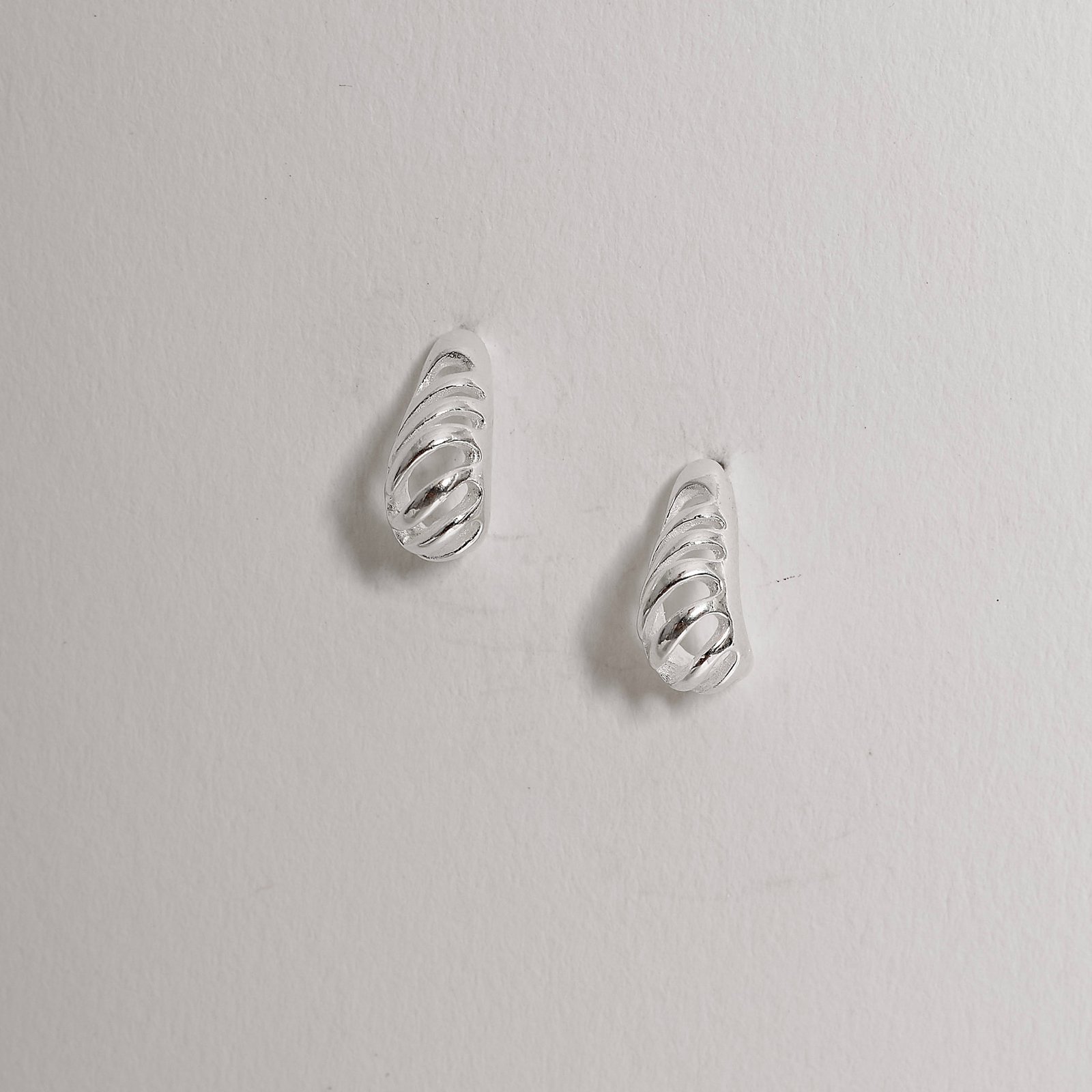 Brinco gota pesada desenhada 11mm