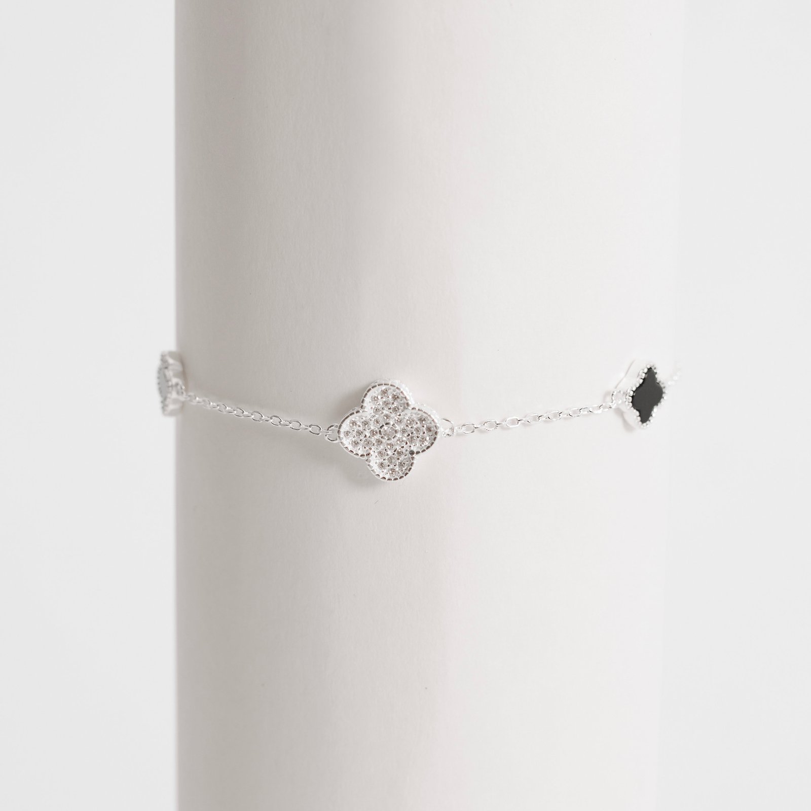 Pulseira entremeio trevos ônix 7mm e cravejado 10mm