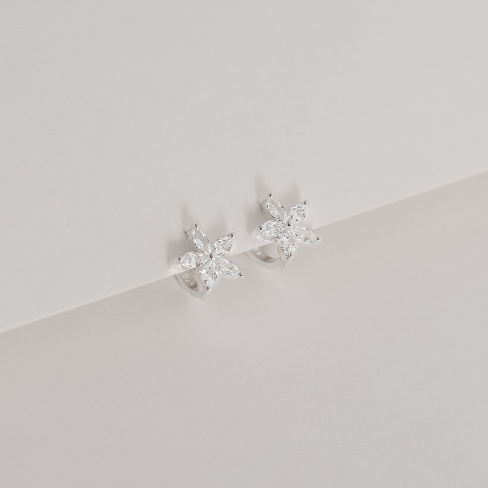 Argola click 10mm flor cravejada