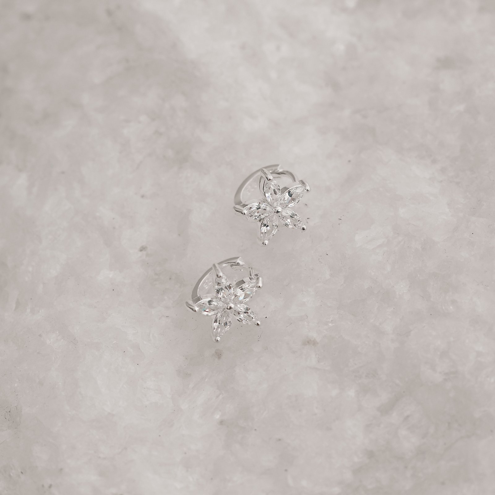 Argola click 10mm flor cravejada