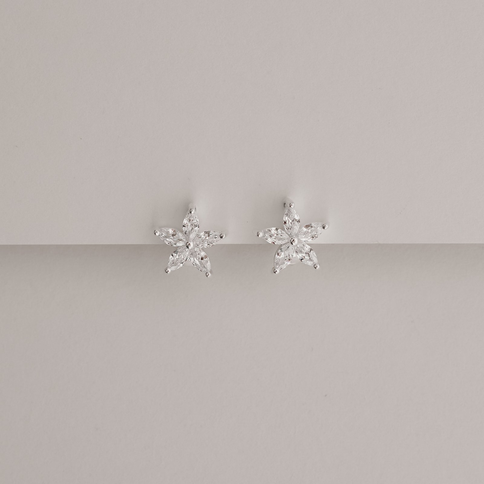 Argola click 10mm flor cravejada