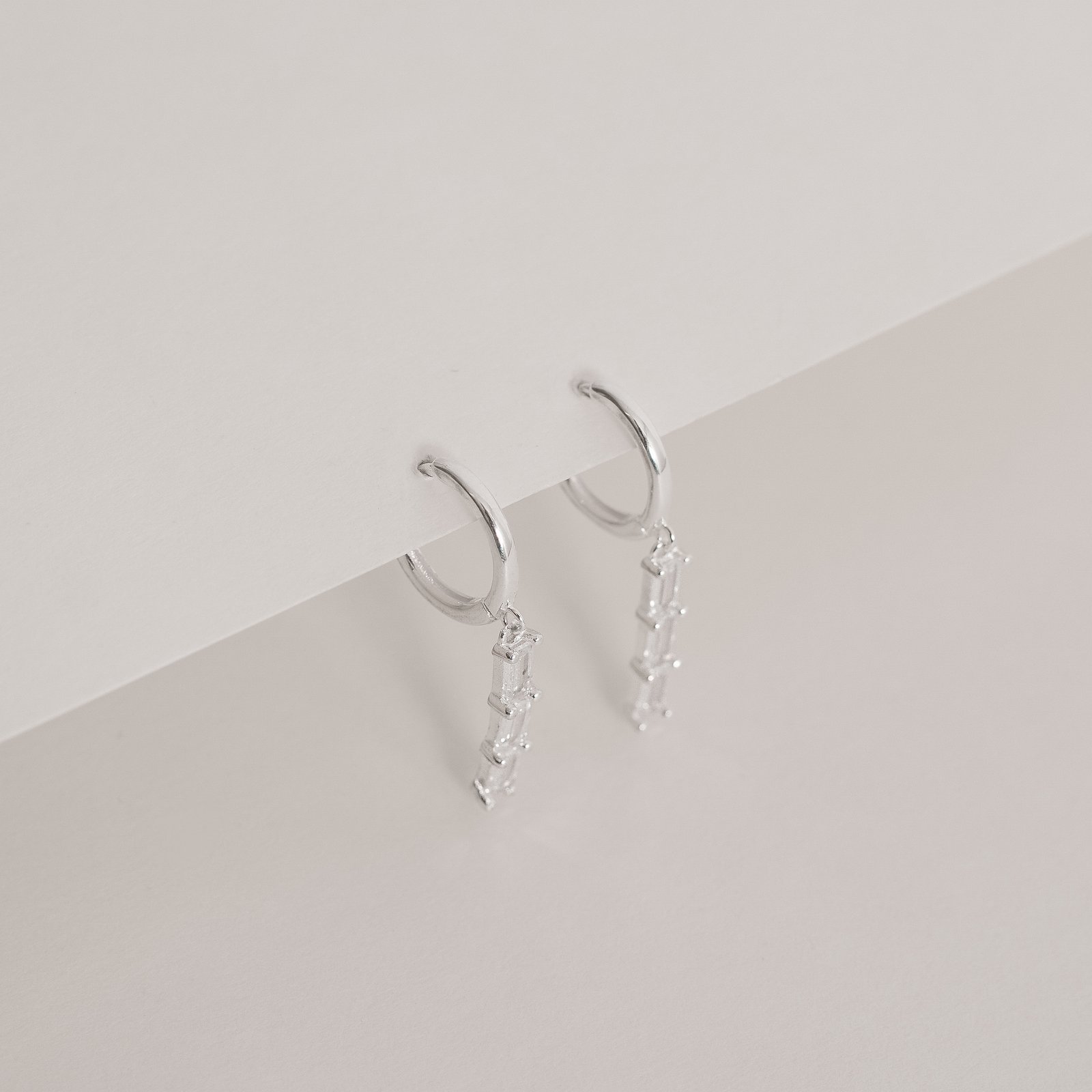 Argola click 12mm pingente zircônias retangulares