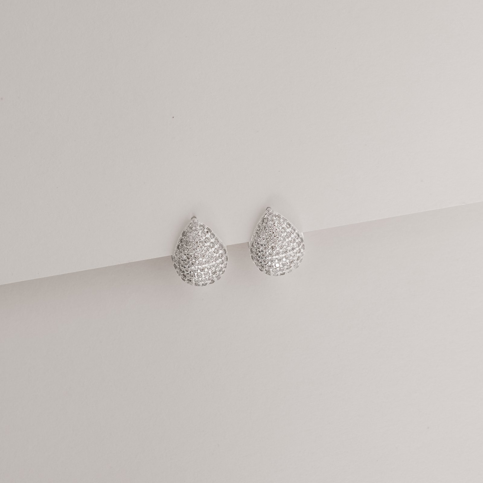 Argola click gota cravejada 14mm detalhe flor vazada