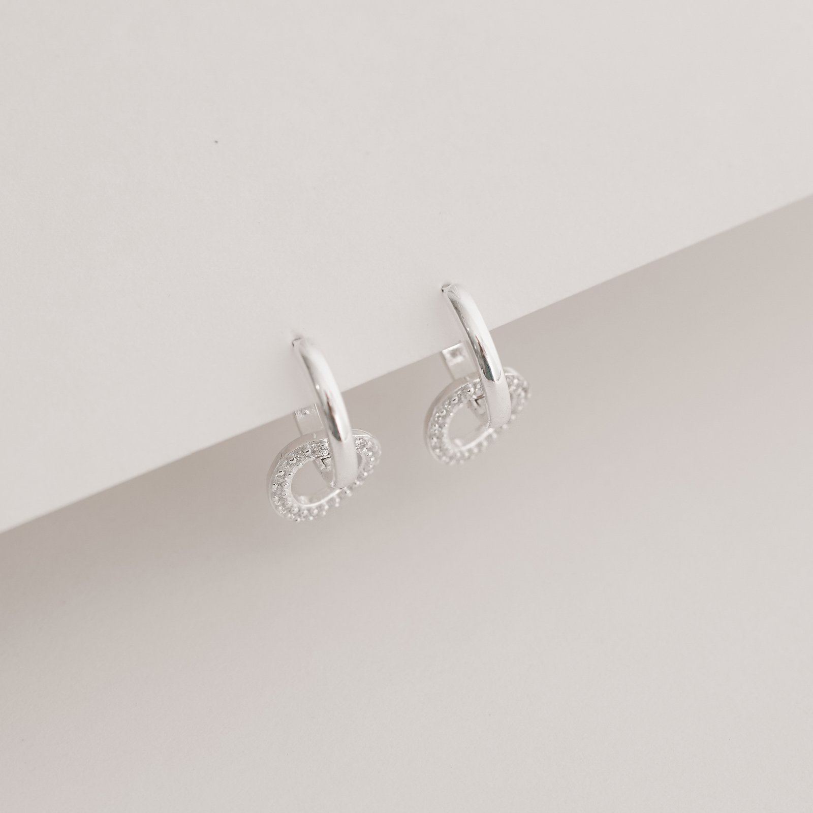 Argola click 13mm com pingente círculo cravejado 11mm