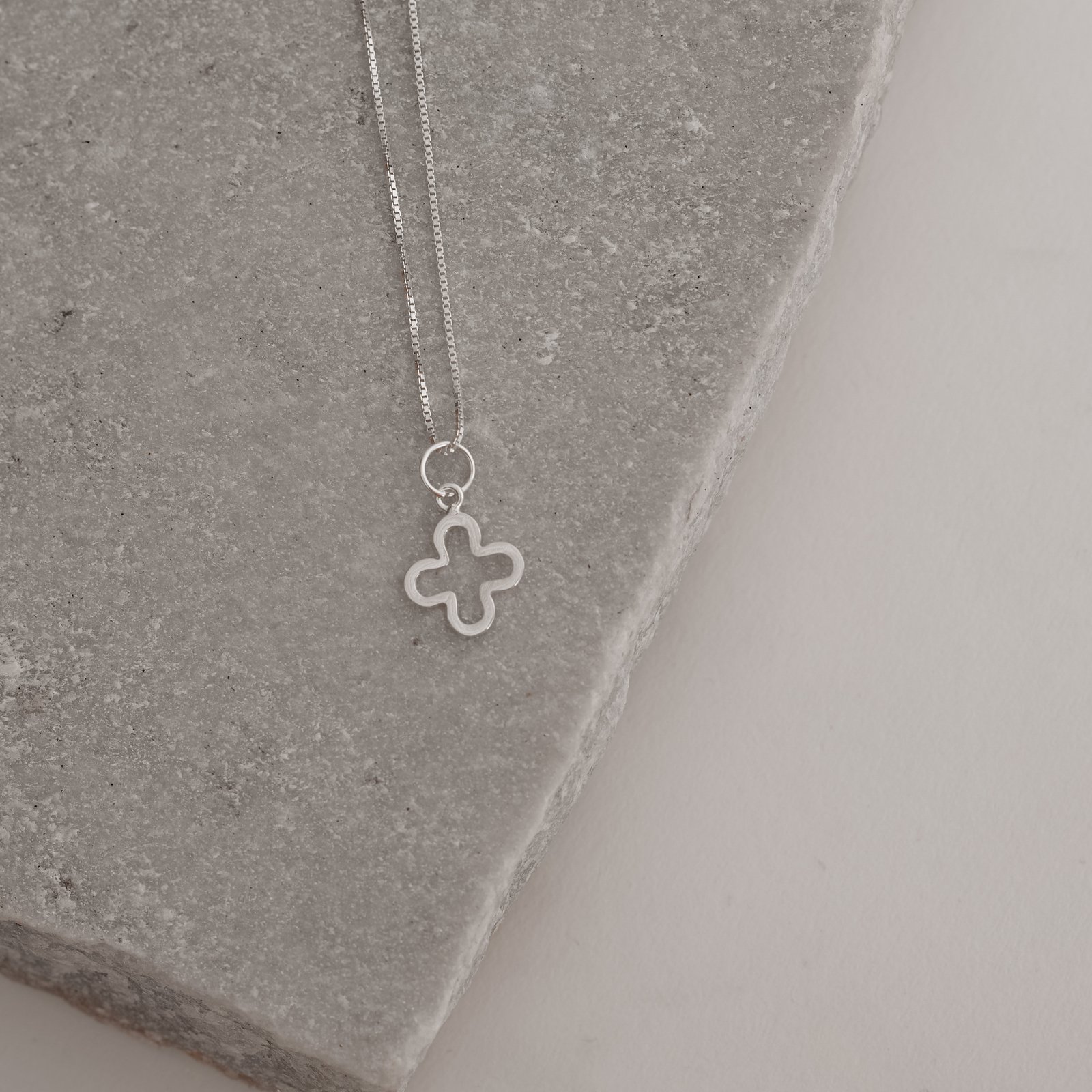 Colar pingente trevo vazado 11mm 45cm