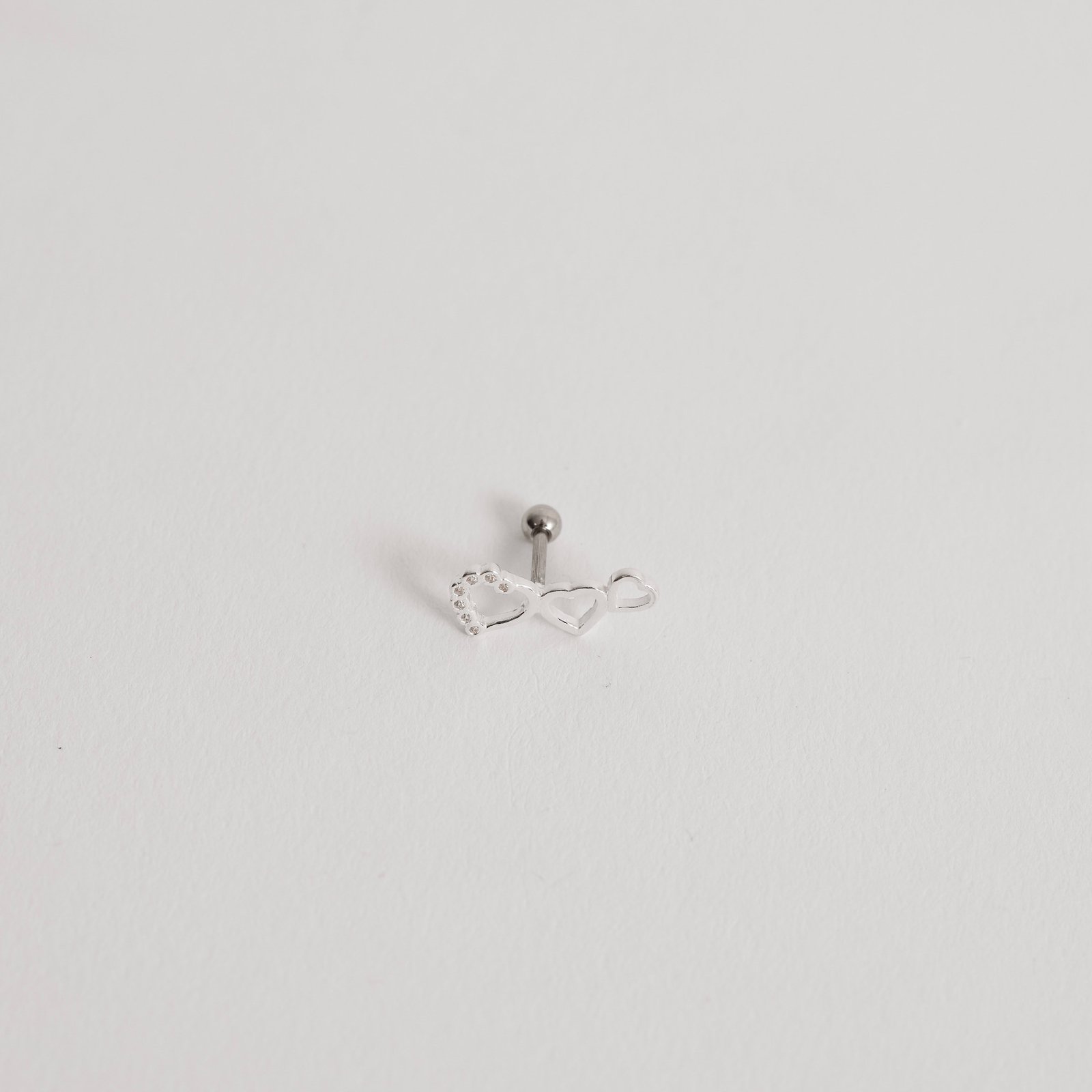 Piercing haste 3 corações vazados detalhe cravejado esquerdo 15mm