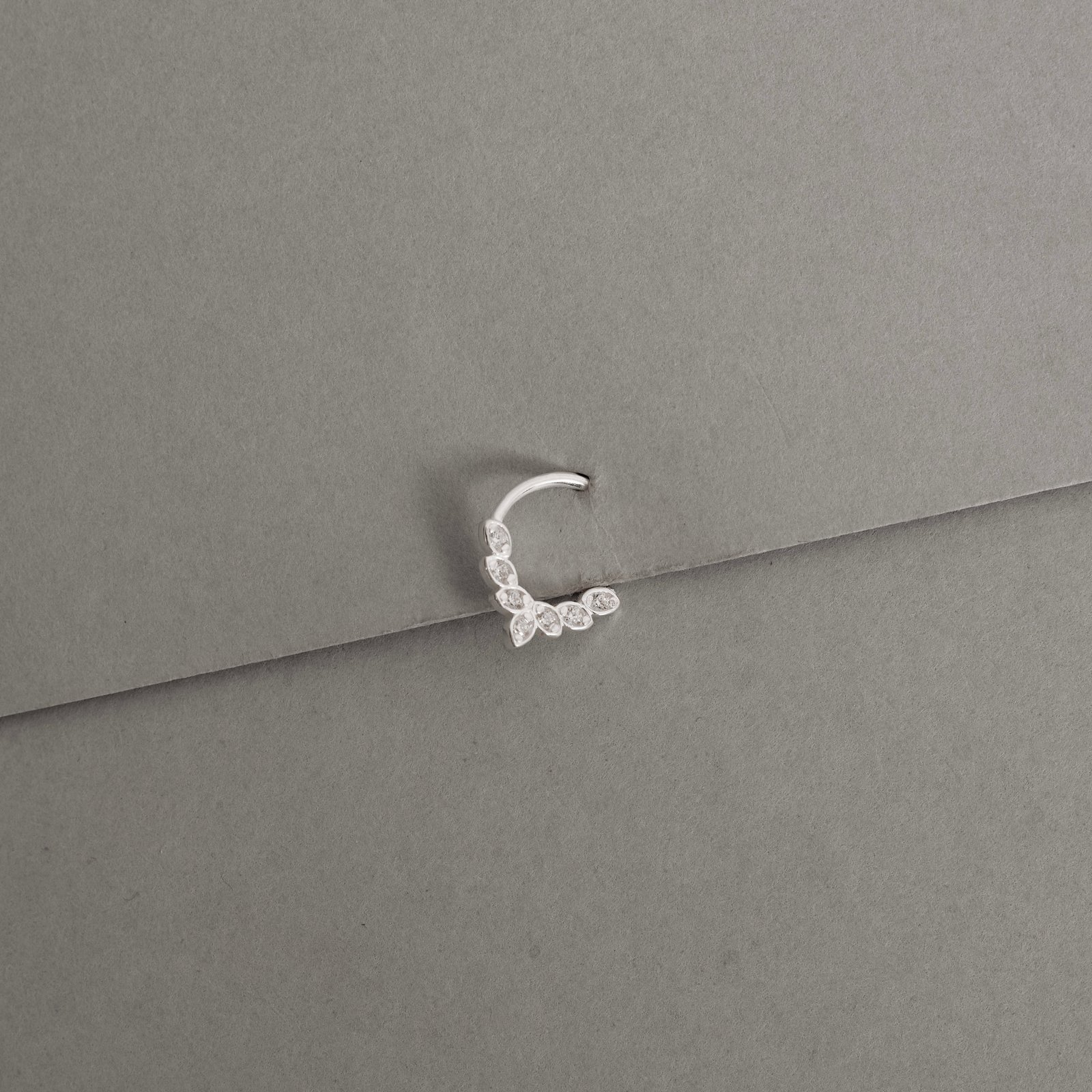 Piercing argola 10mm 7 zircônias orelha esquerda