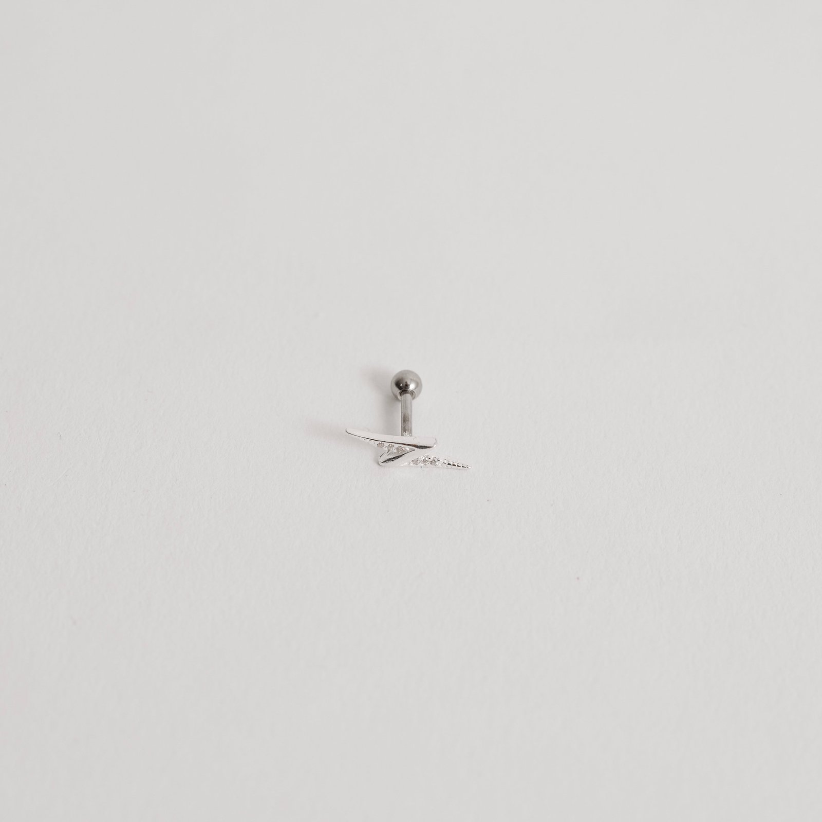 Piercing haste raio com zircônias 17mm orelha direita