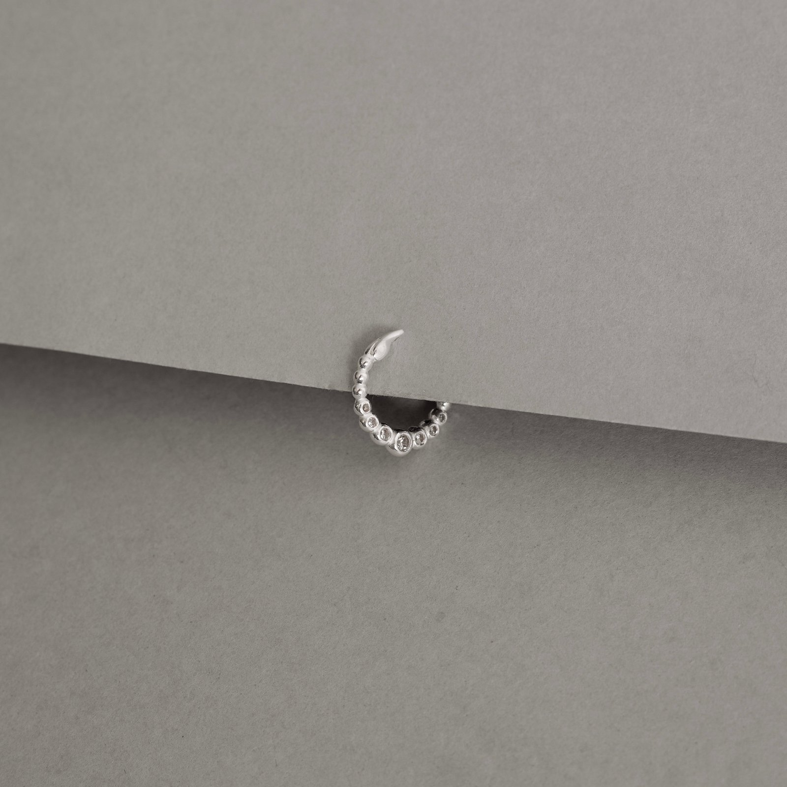 Piercing argola 12mm trava cravejada orelha direita