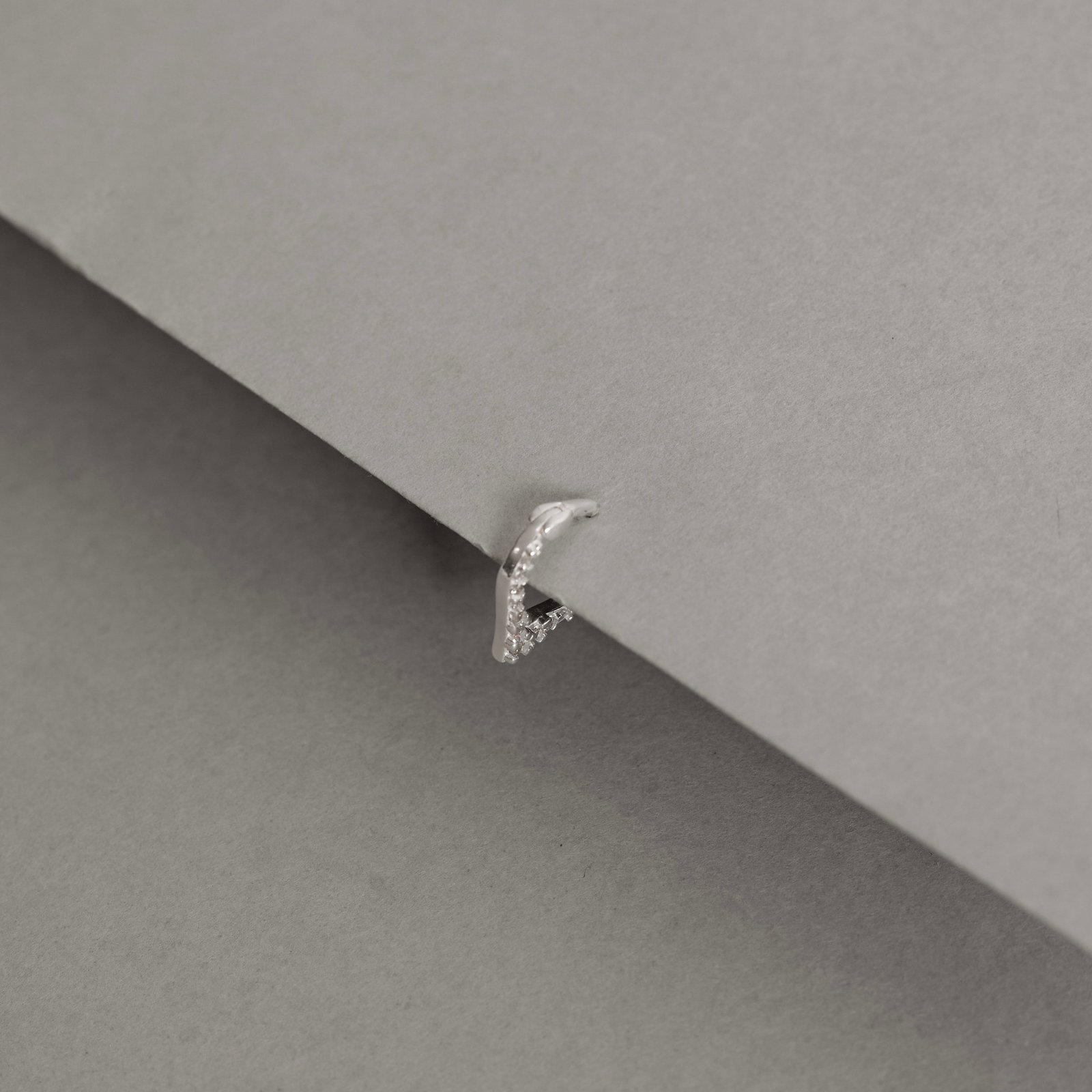 Piercing argola trava v cravejado 10mm orelha direita