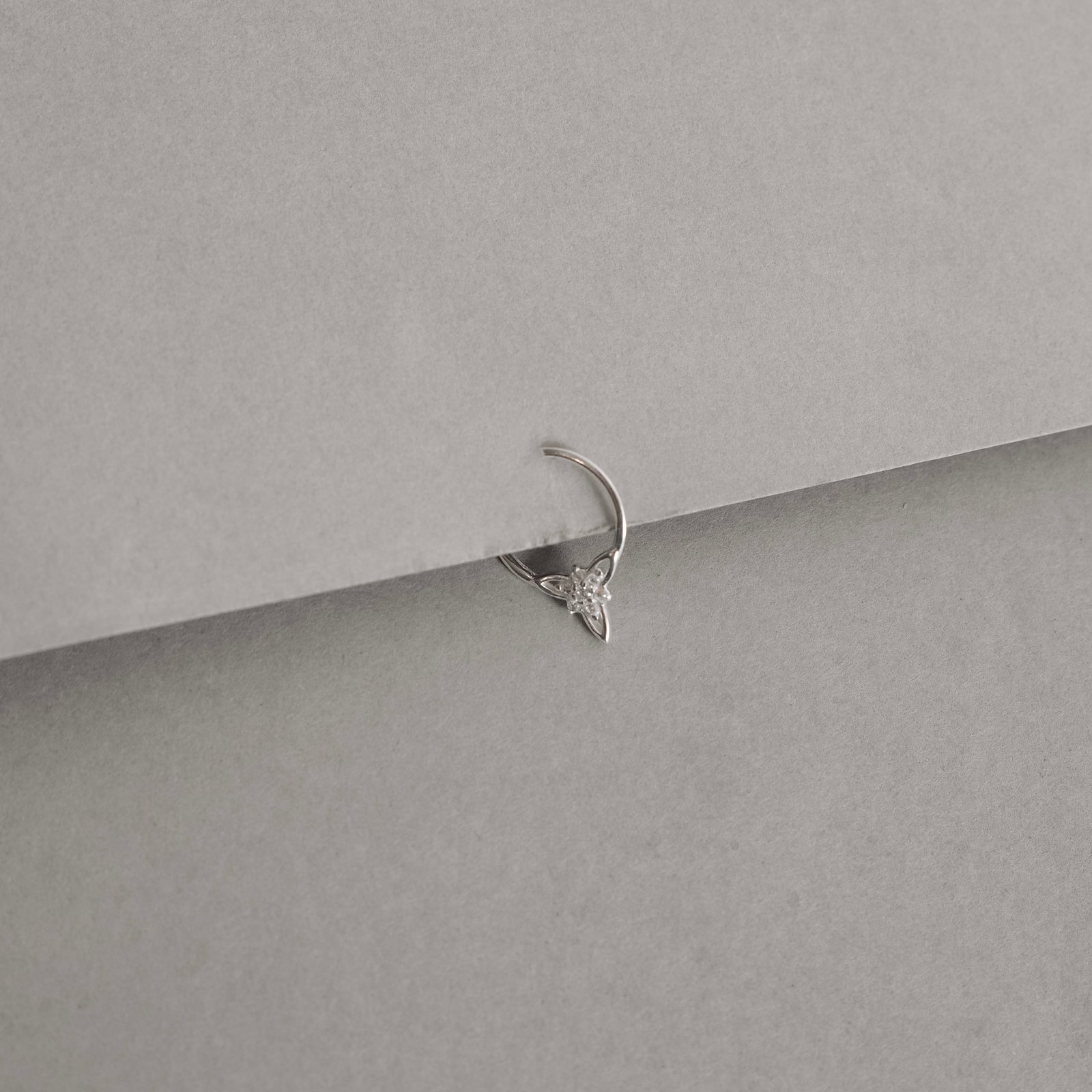 Piercing argola 10mm detalhe flor cravejada