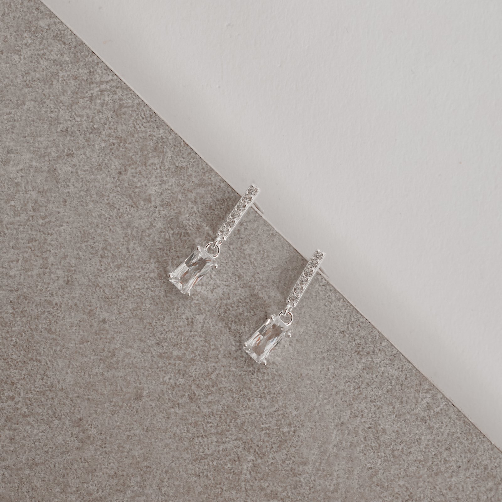 Brinco palito cravejado 11mm com pingente zircônia retangular