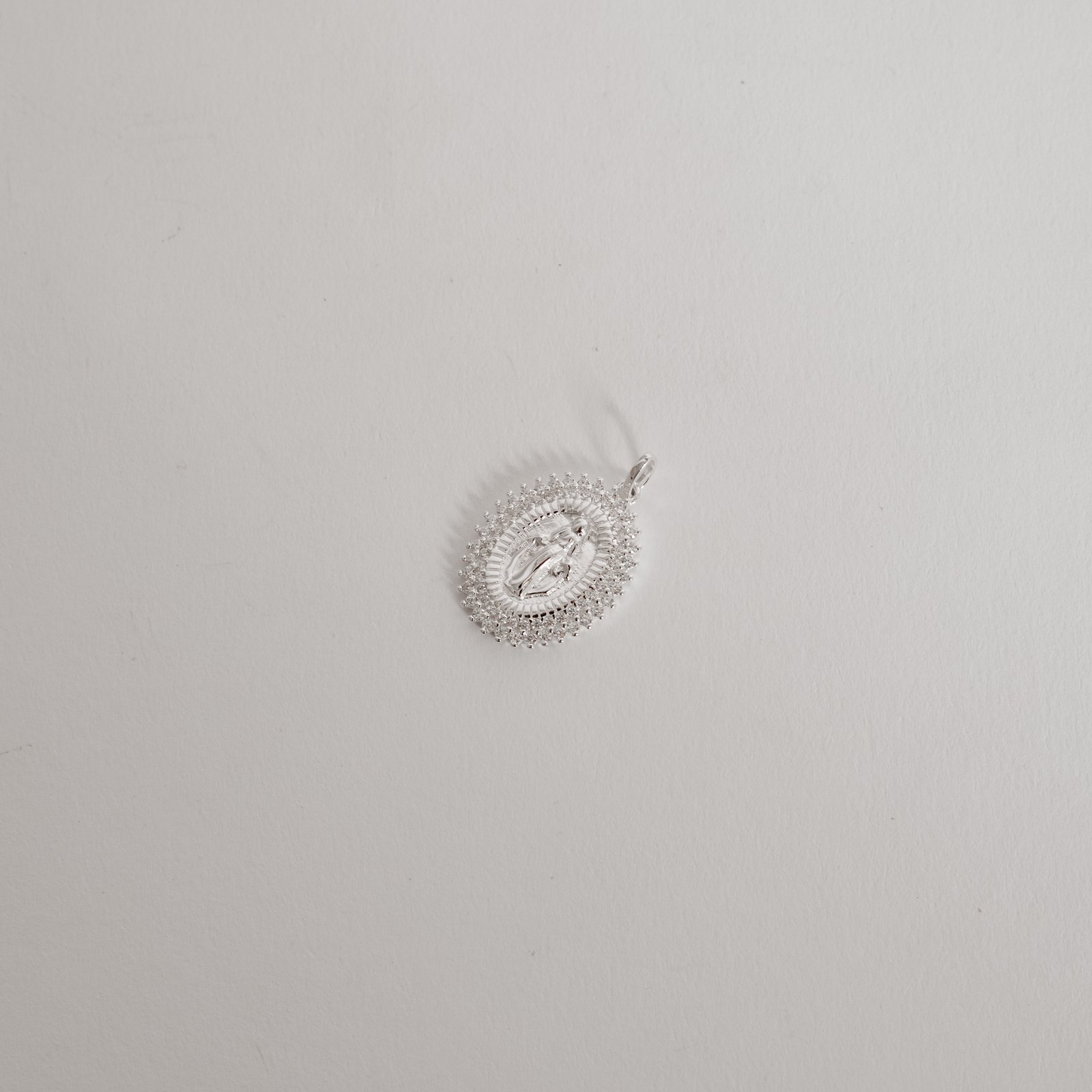 Pingente medalha Nsa. Sra. das Graças com cravejado duplo 21mm 