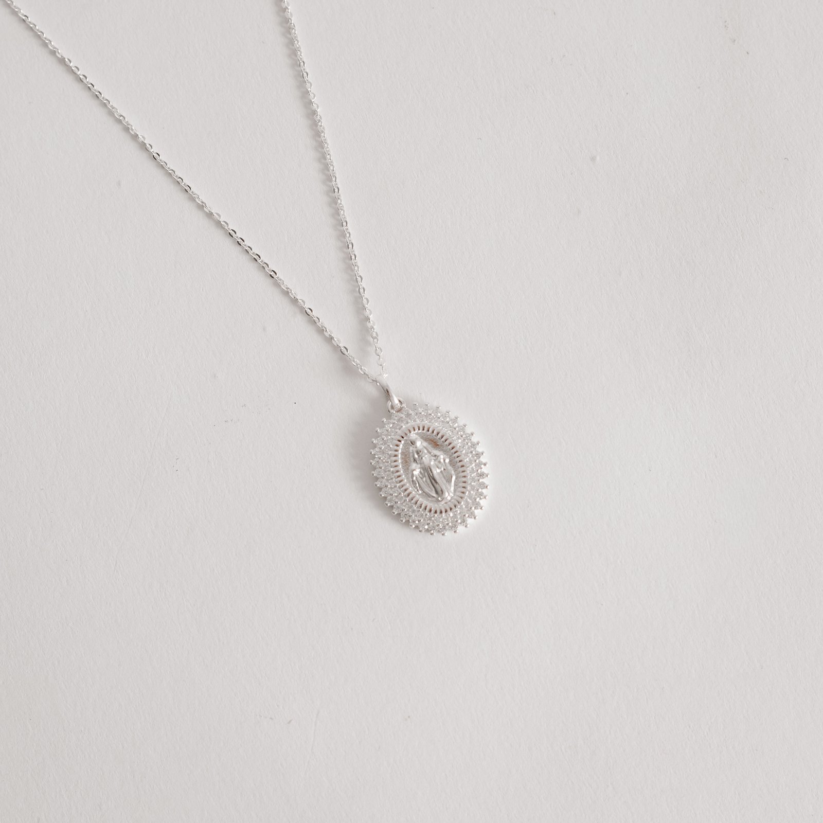 Colar pingente medalha Nsa. Sra. das Graças com cravejado duplo 21mm corrente cadeadinho 45cm