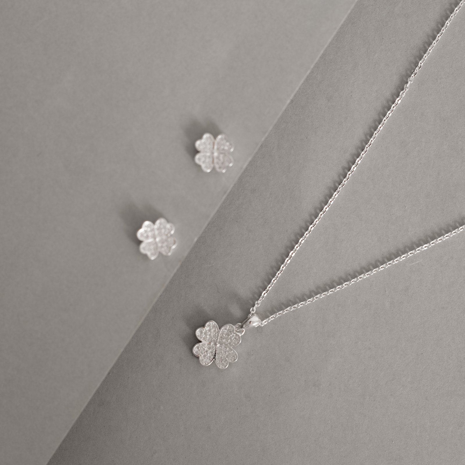 Conjunto brinco e colar trevo cravejado 11mm corrente cadeadinho 45cm