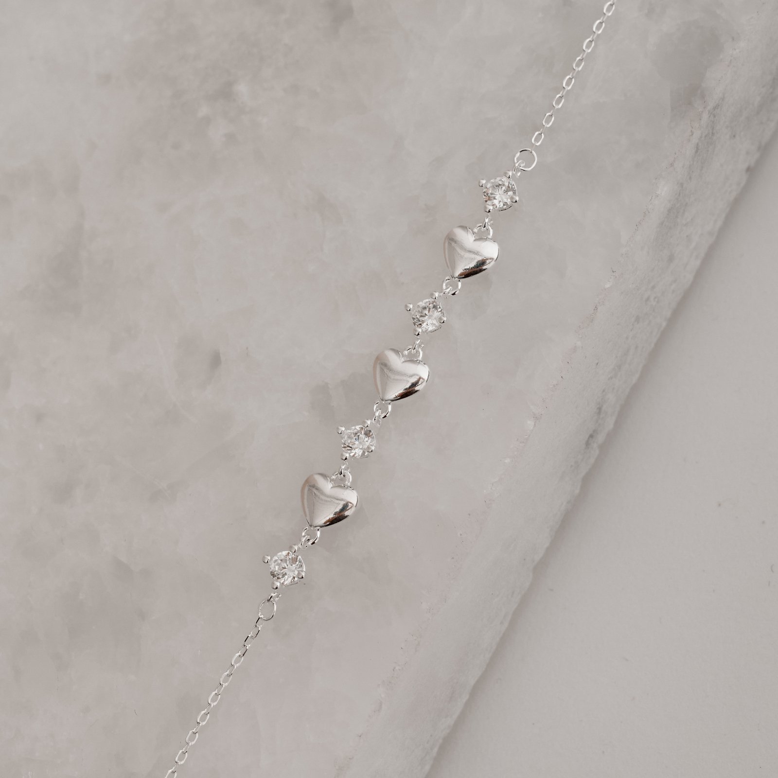Pulseira entremeios zircônias e corações 16+4cm