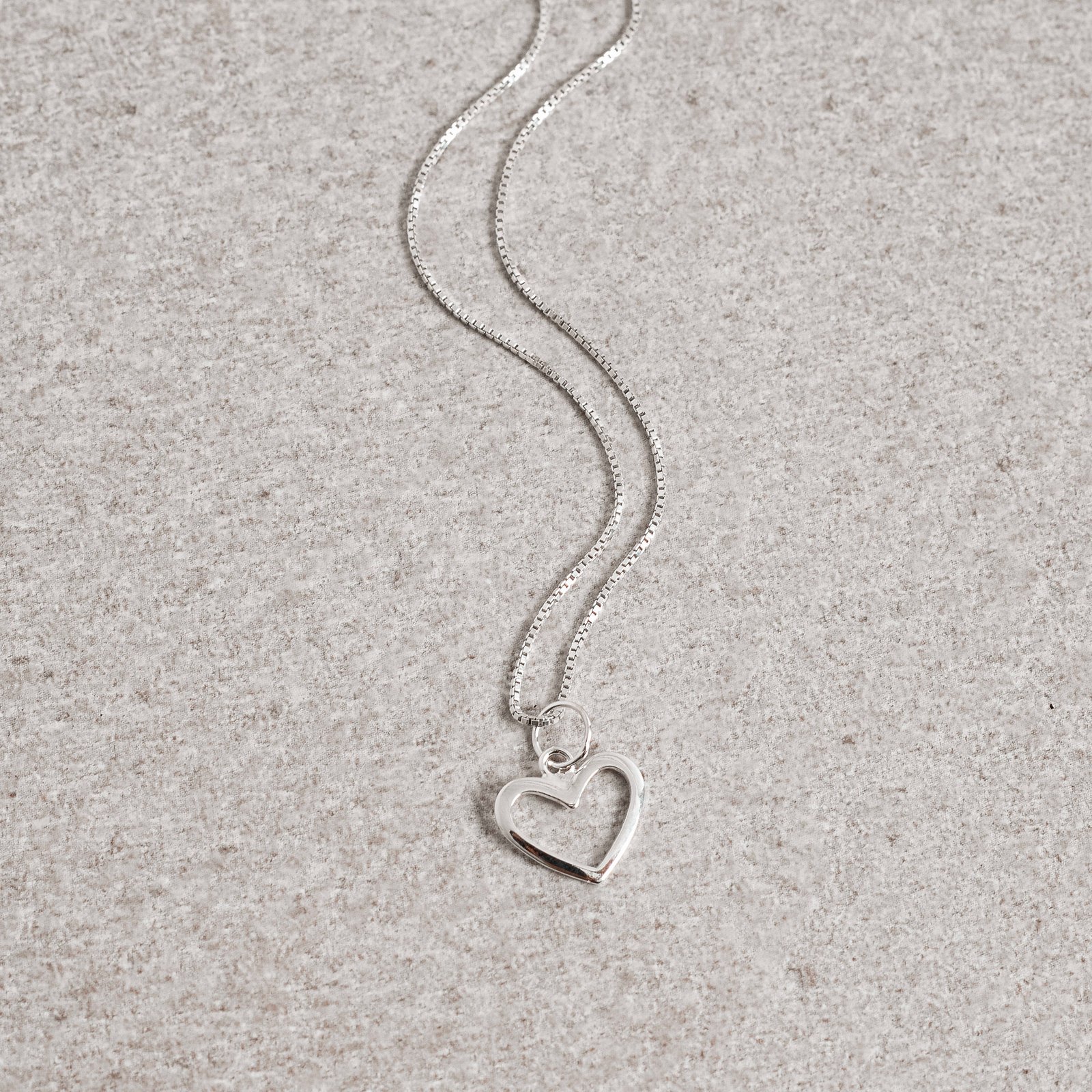 Colar pingente coração vazado 11mm 40cm