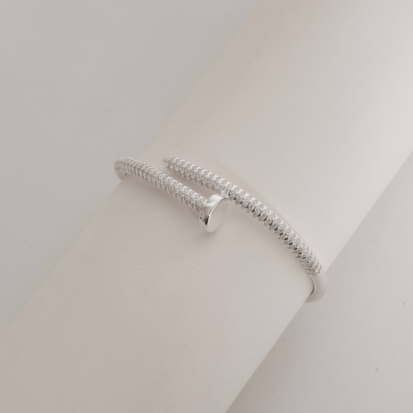 Bracelete pesado prego cravejado