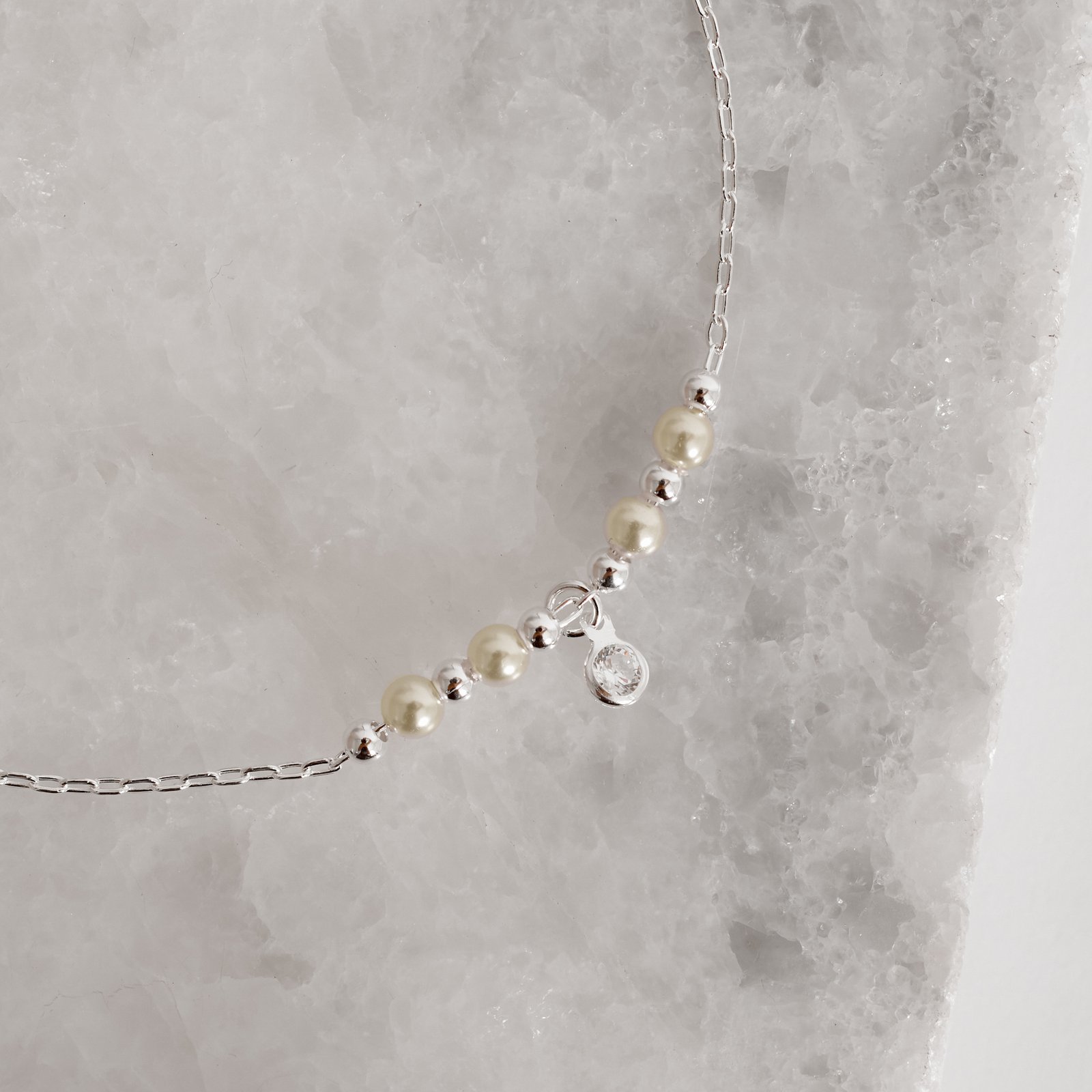 Pulseira entremeio bolas e pérolas com pingente zircônia 5mm 19cm