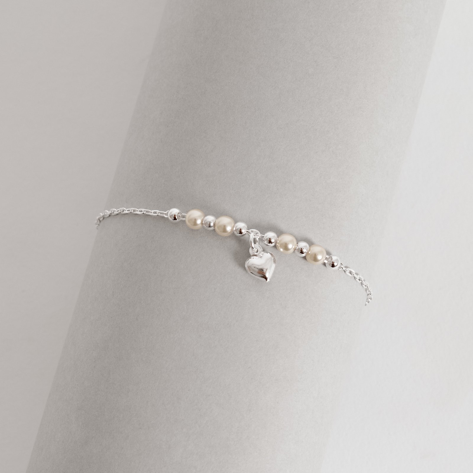 Pulseira entremeio bolas e pérolas com pingente coração 6mm 19cm