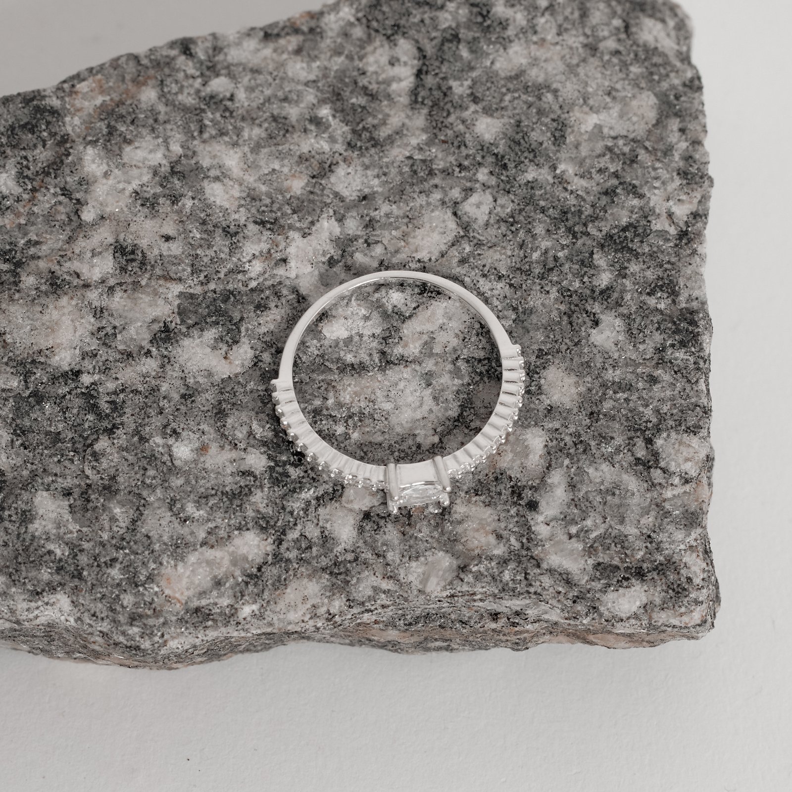 Anel meia aliança com solitário zircônia retangular 4mm