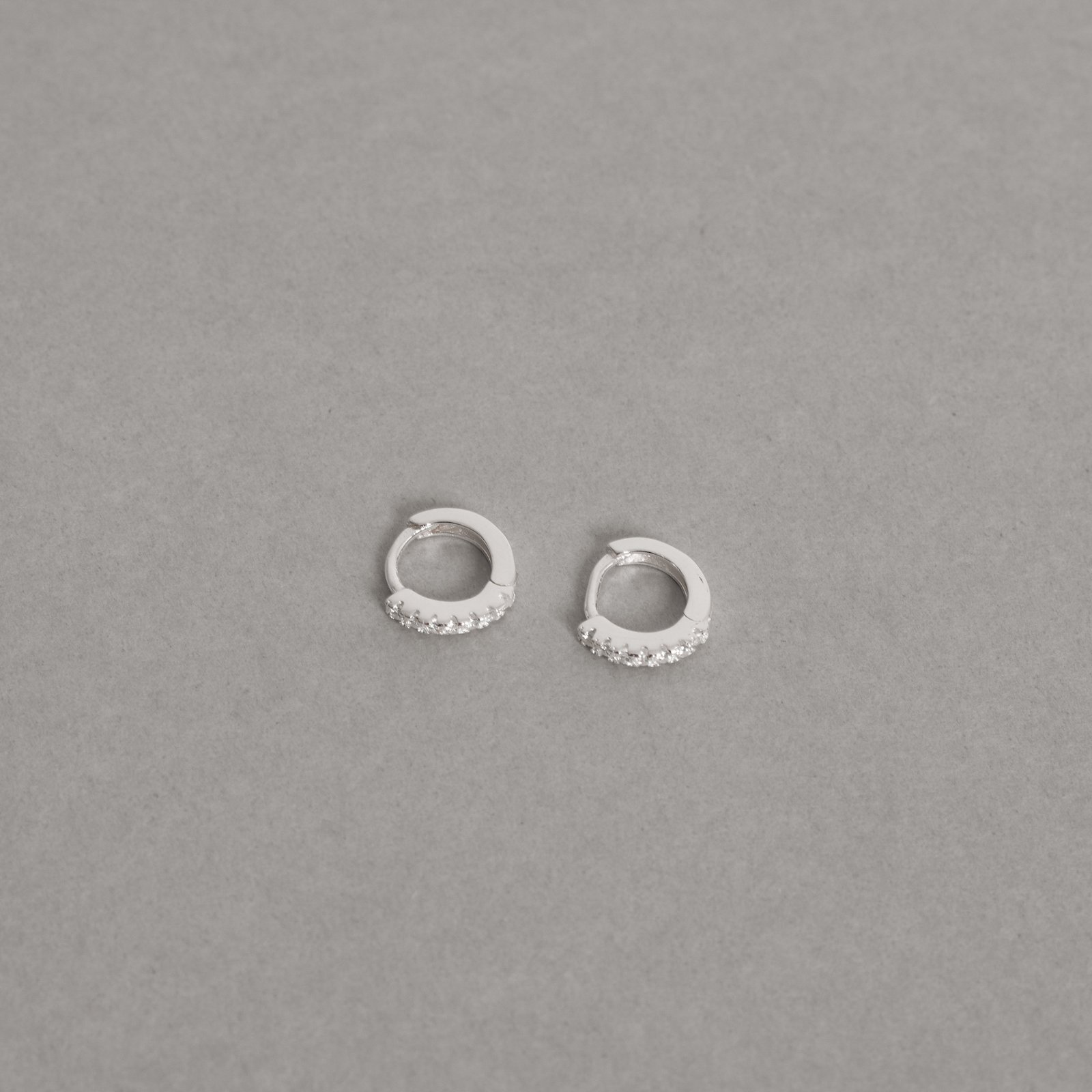 Argola click redonda cravejada 9mm