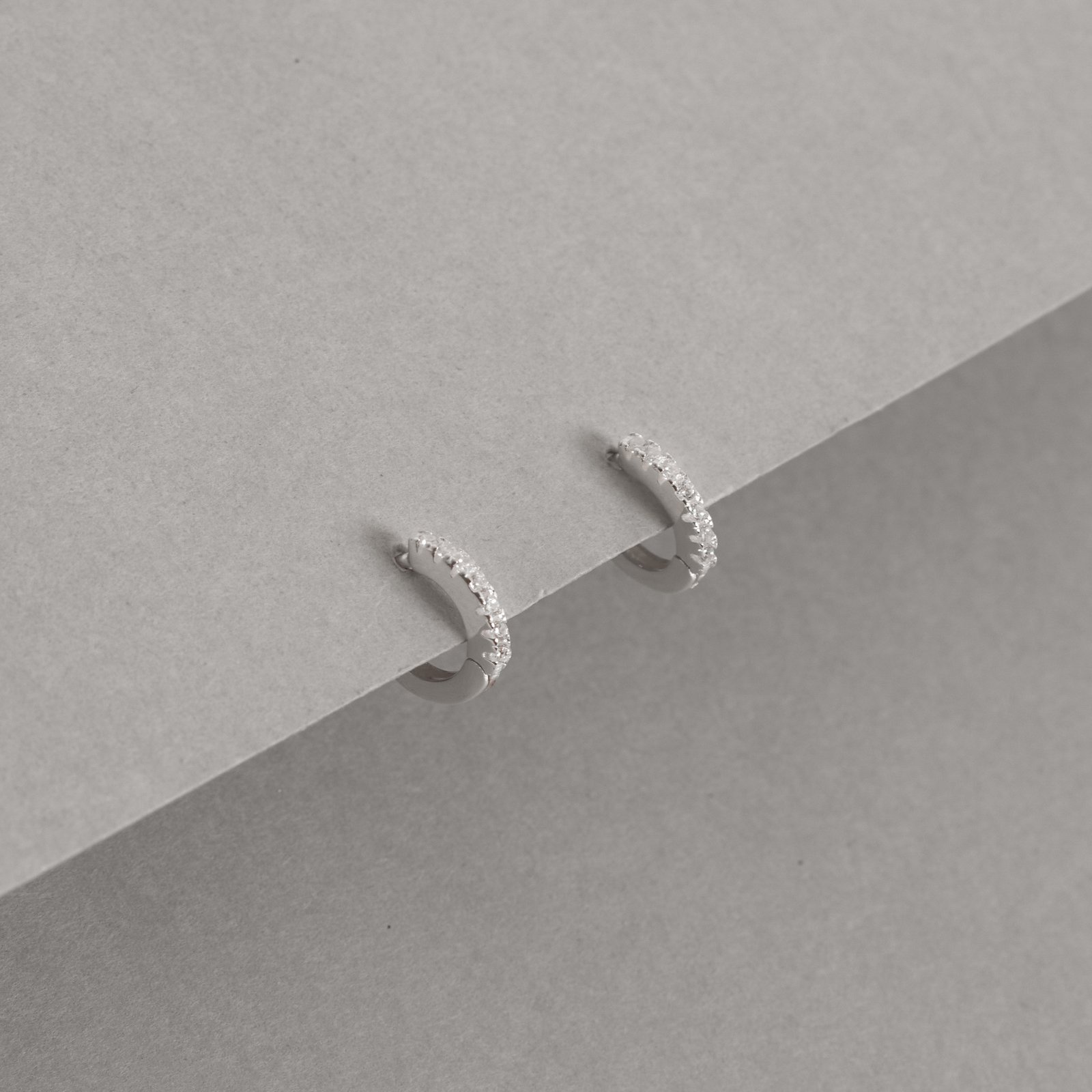 Argola click redonda cravejada 9mm