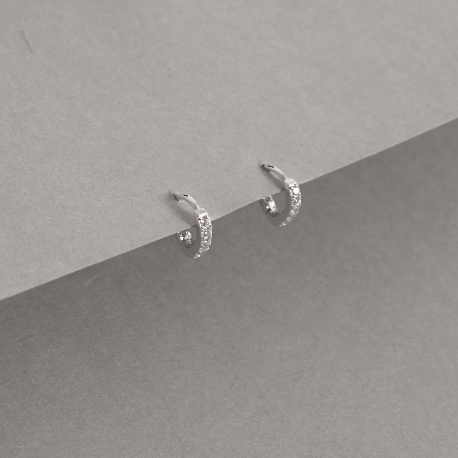 Argola click gota 10mm cravejada