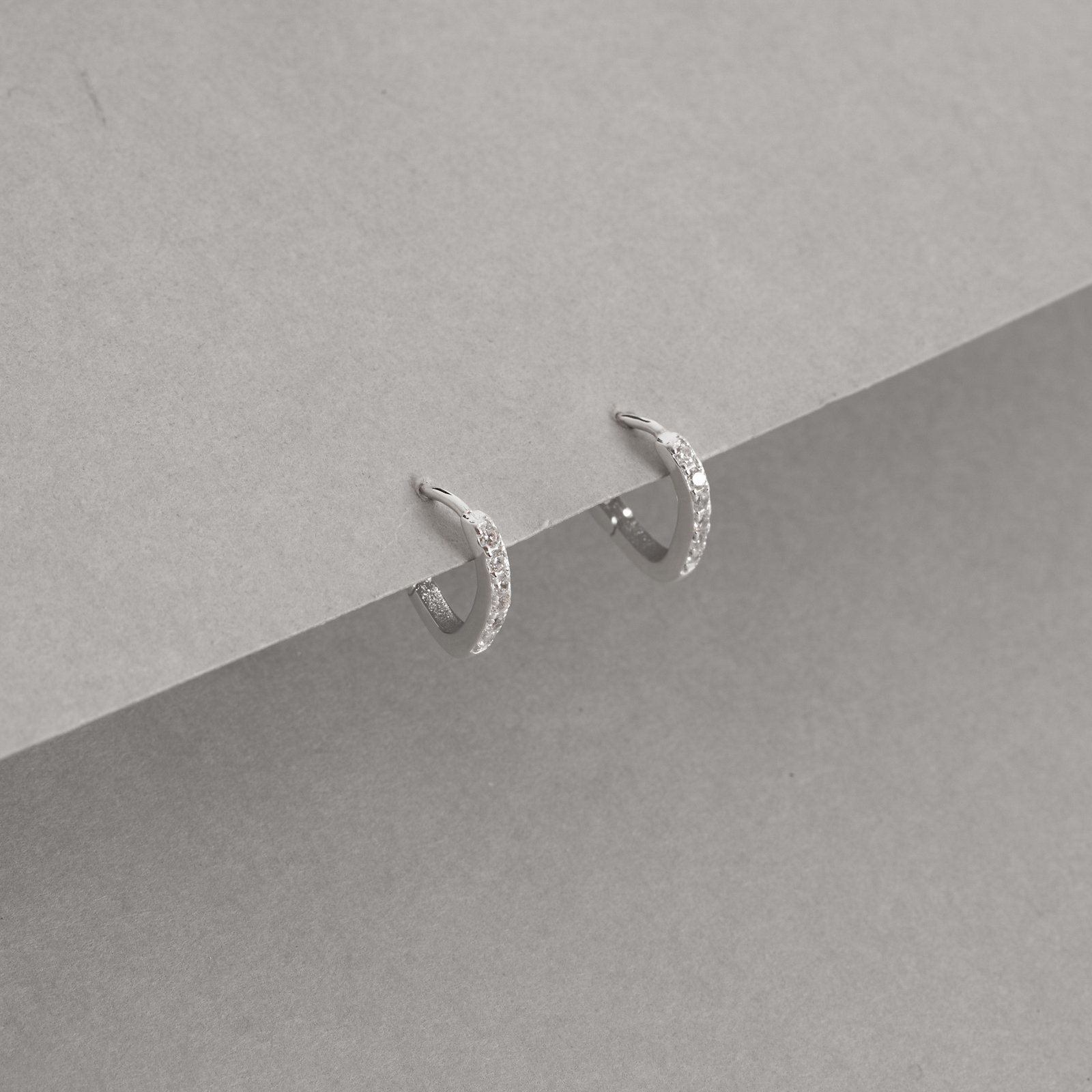 Argola click gota 12mm cravejada