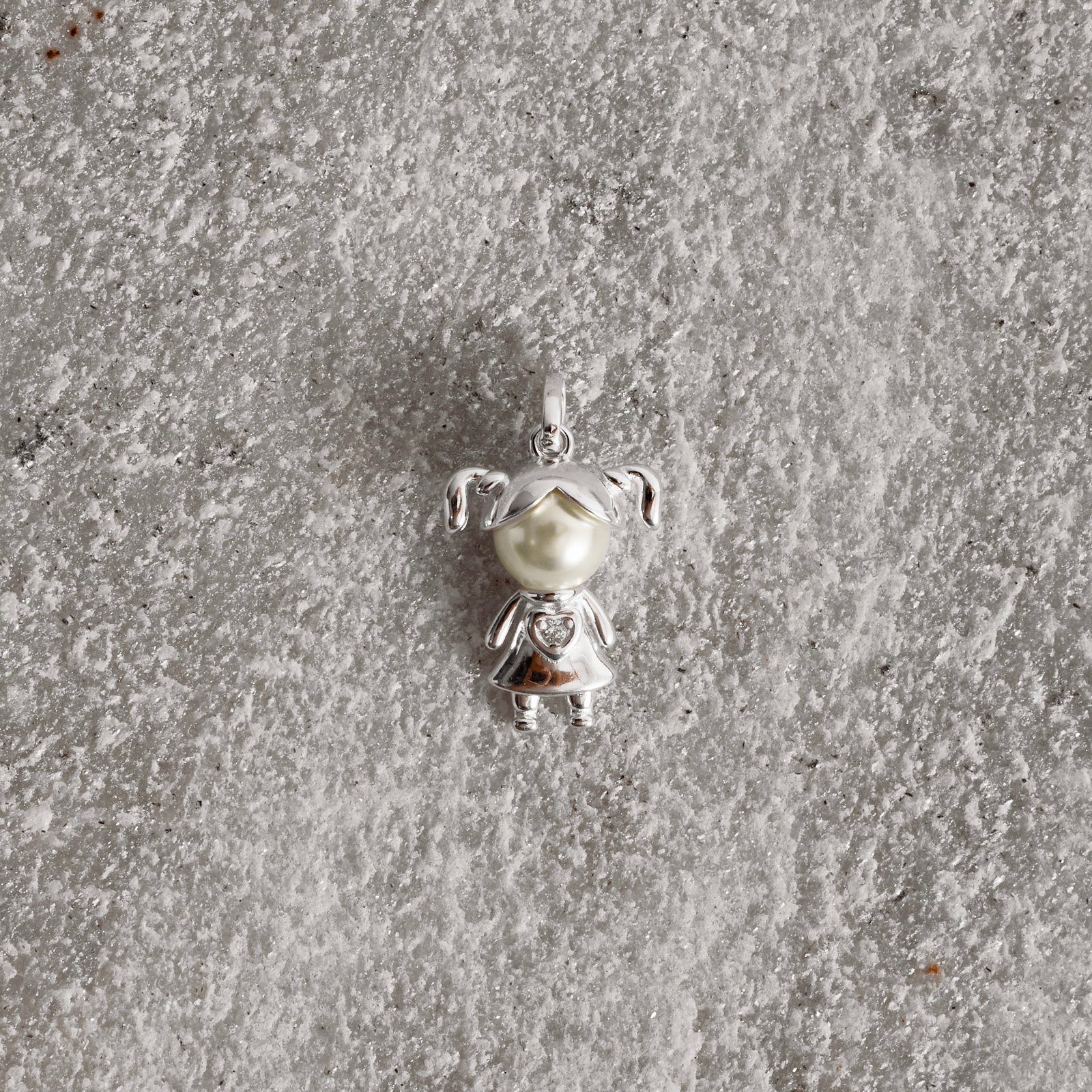 Pingente menina com pérola e zircônia 16mm