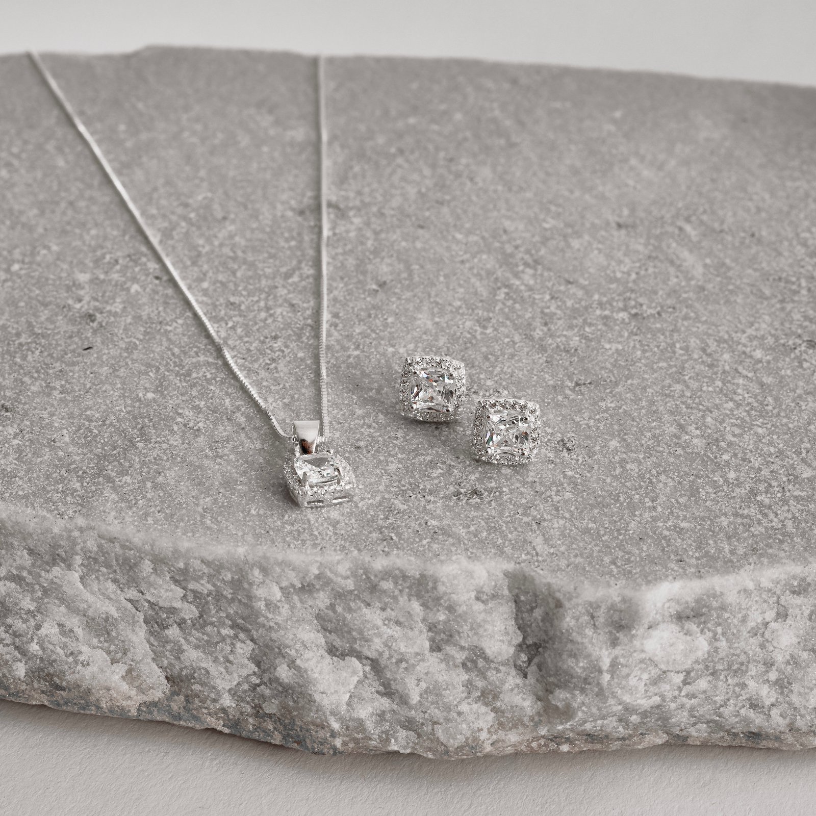 Conjunto brinco e colar pingente zircônia quadrada com cravejado 8mm 45cm