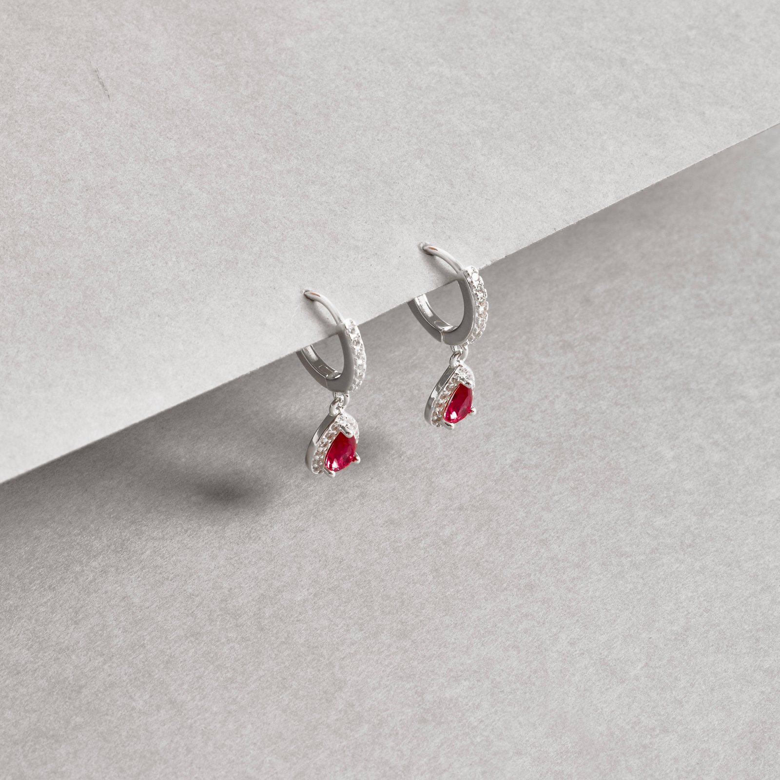 Argola click cravejada 11mm pingente zircônia gota rubi