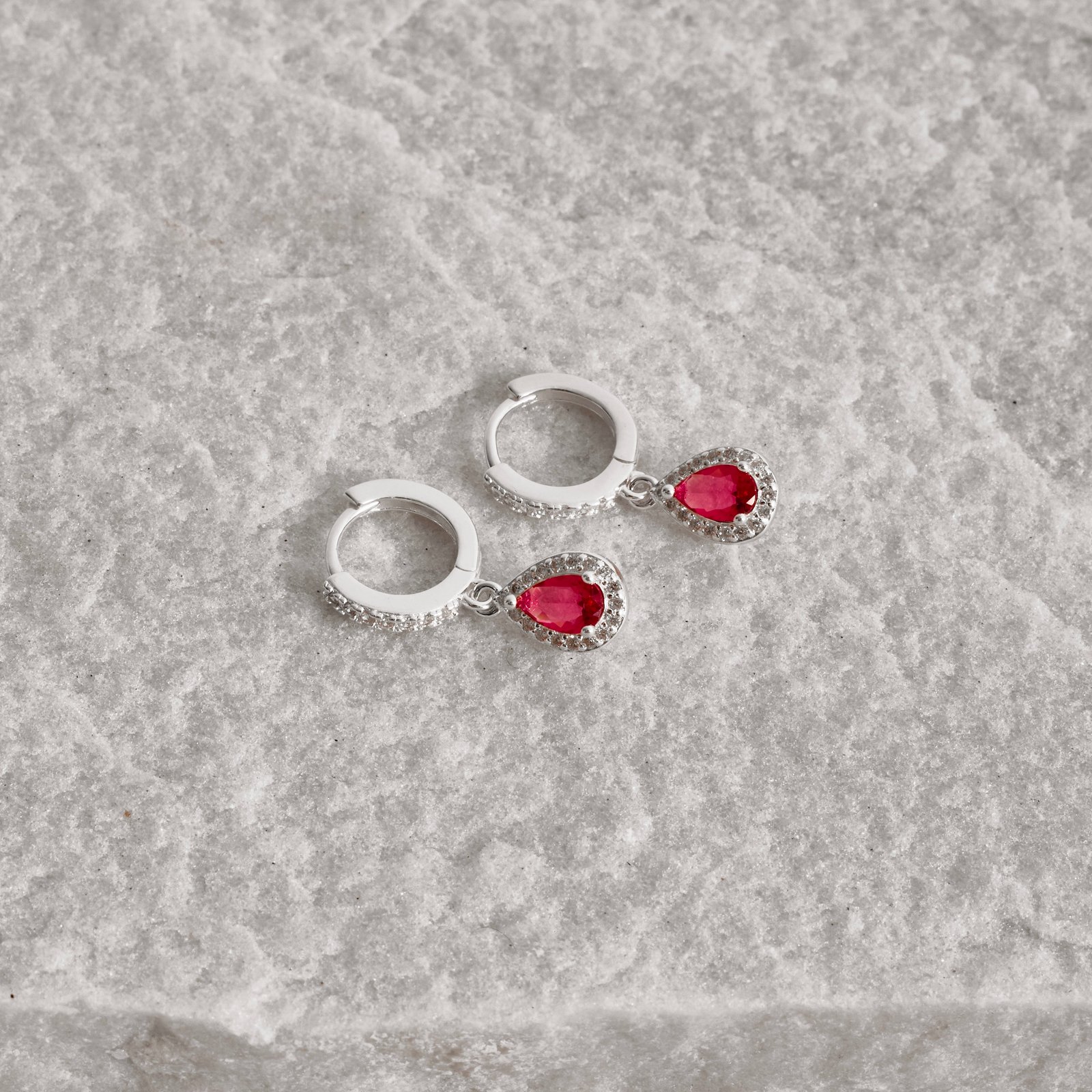 Argola click cravejada 11mm pingente zircônia gota rubi