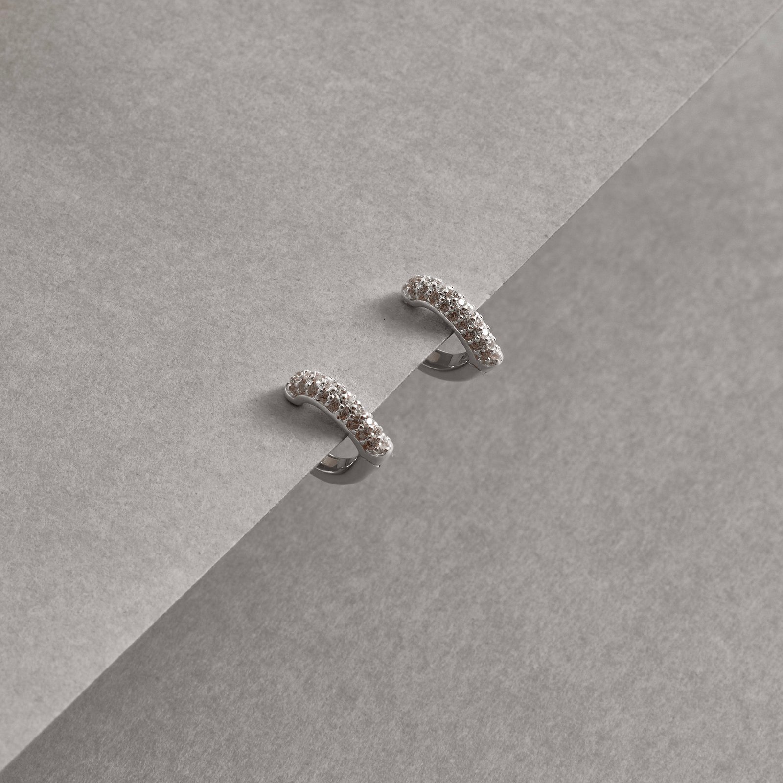 Argola click gota 10mm triplo cravejado