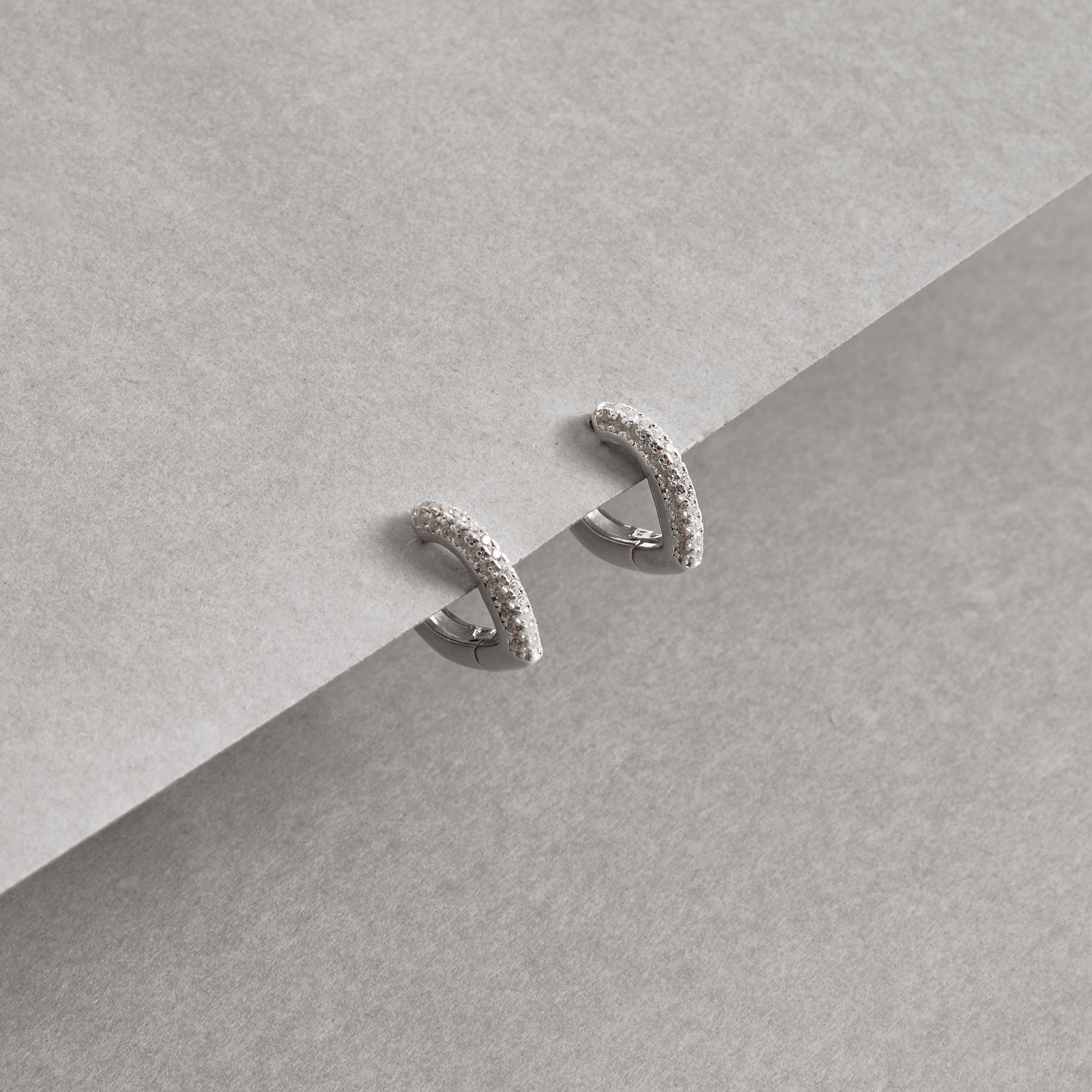 Argola click gota 12mm triplo cravejado