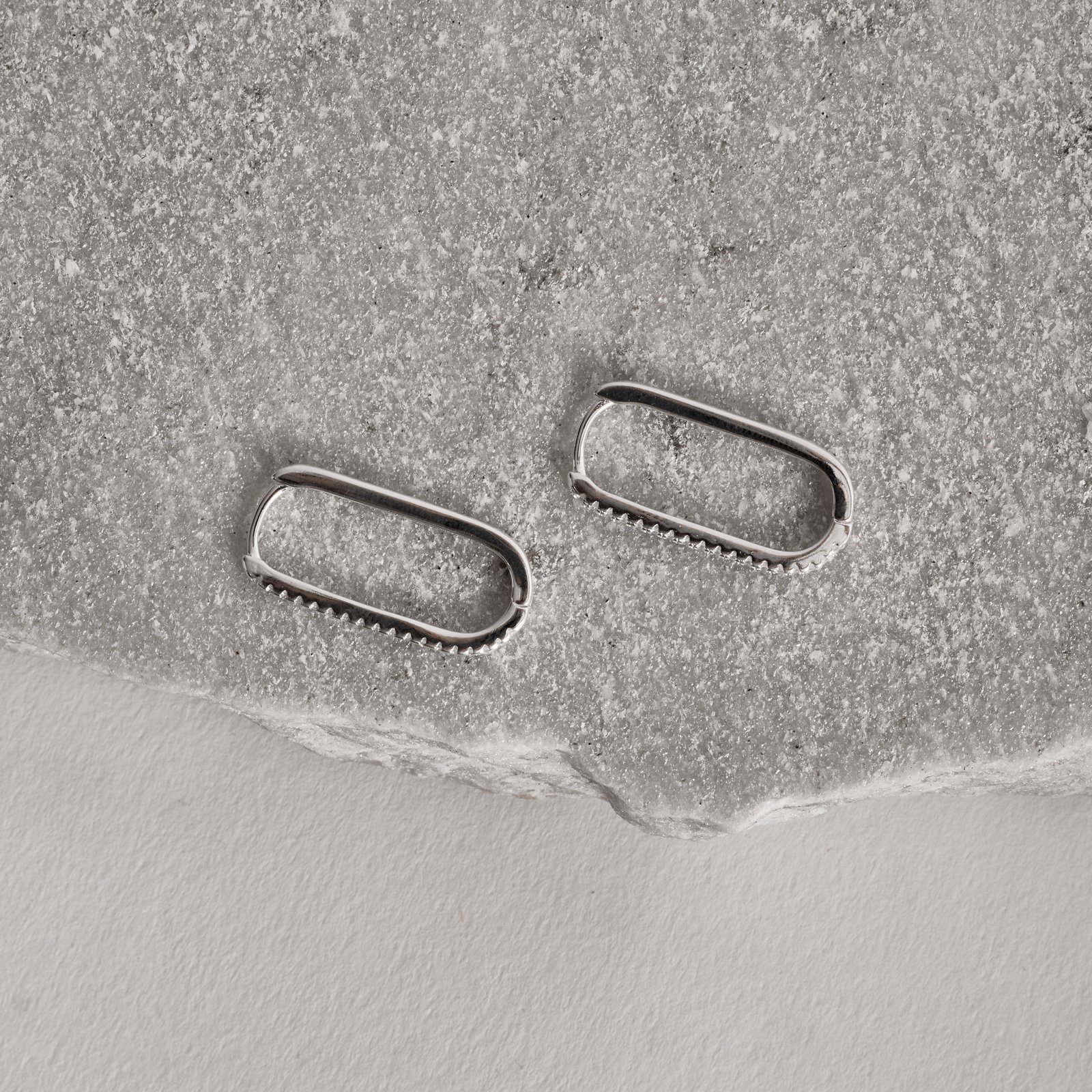 Argola click cravejada 23mm