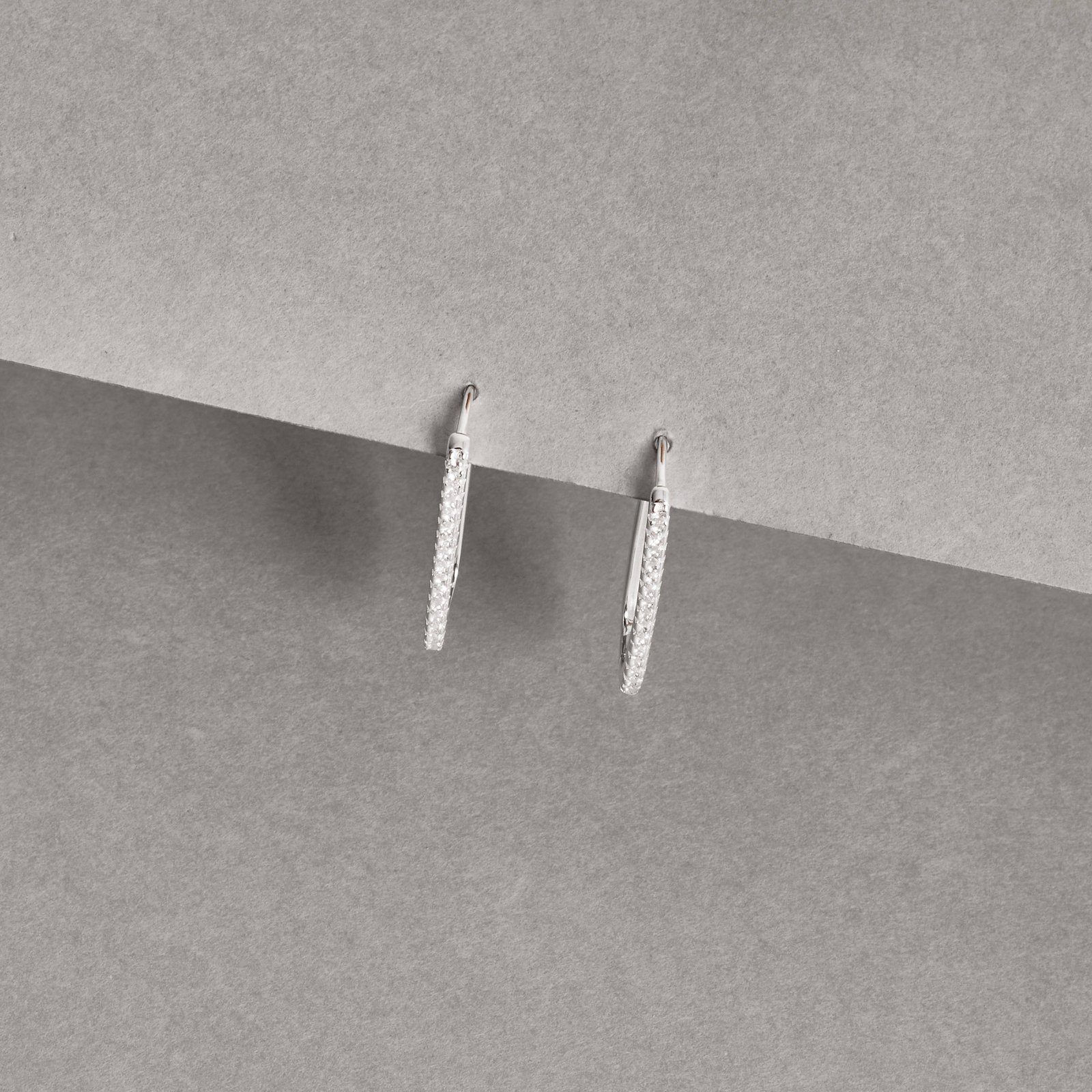 Argola click cravejada 23mm