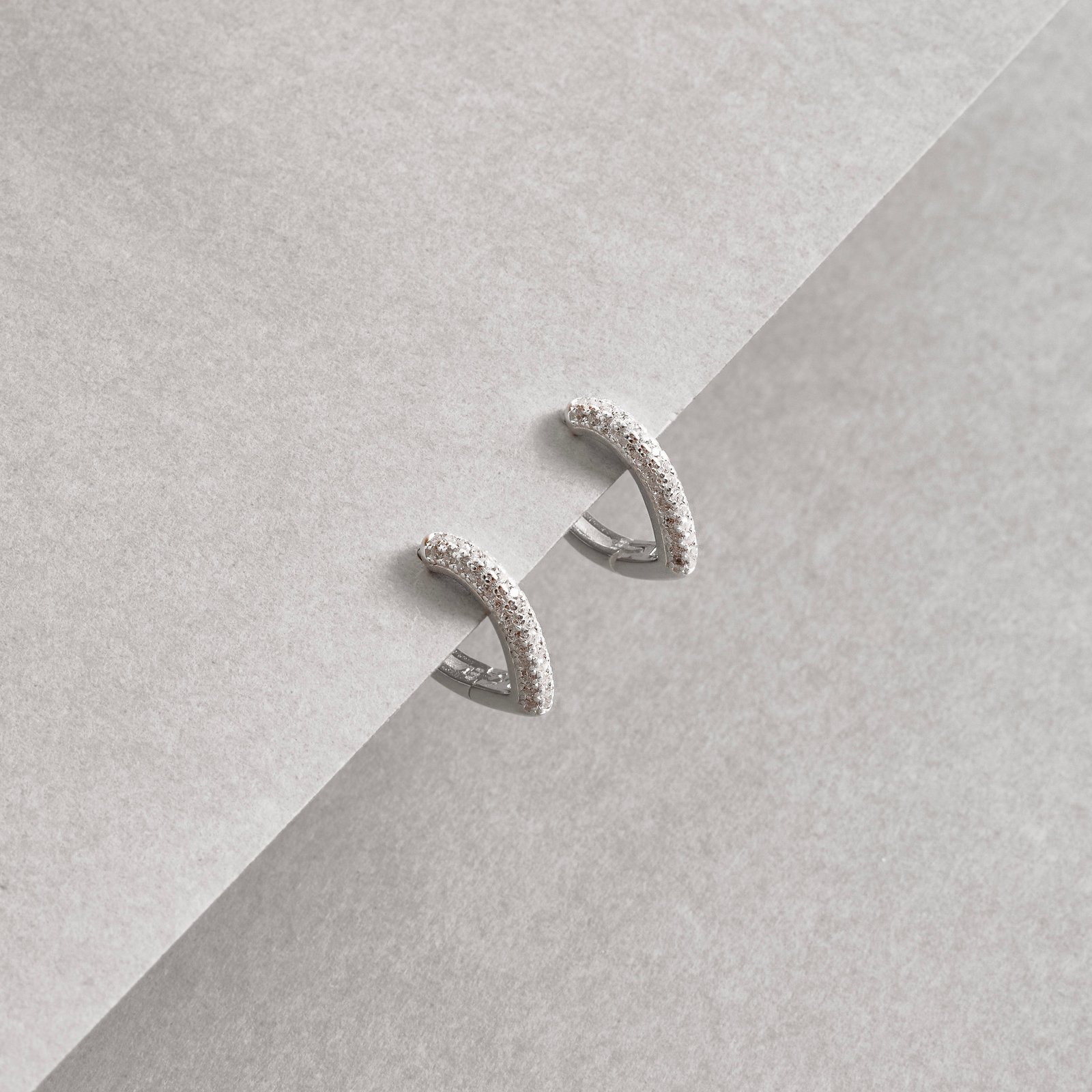 Argola click gota 13mm triplo cravejado