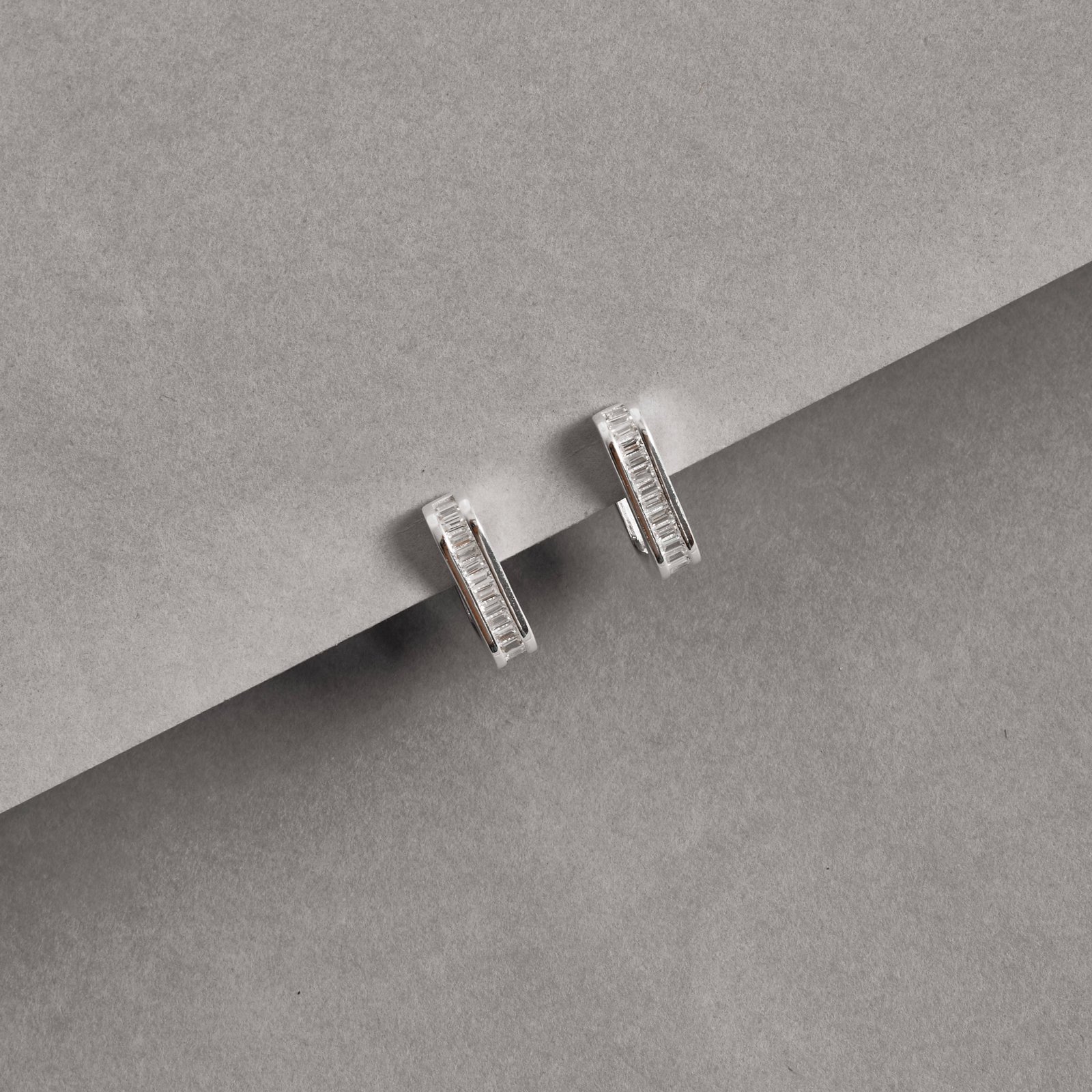 Argola click quadrada com zircônias retangulares 13mm 
