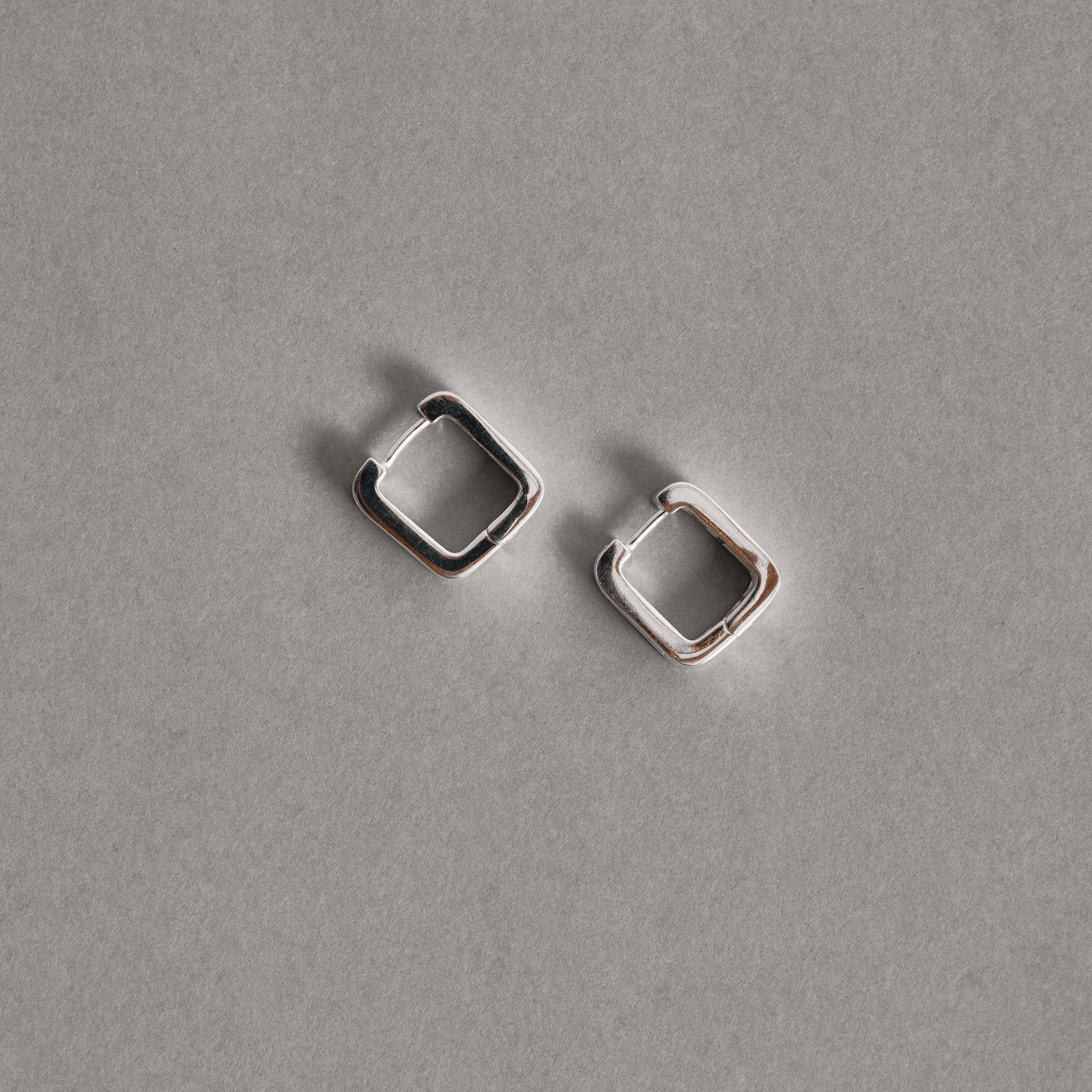 Argola click quadrada com zircônias retangulares 13mm 
