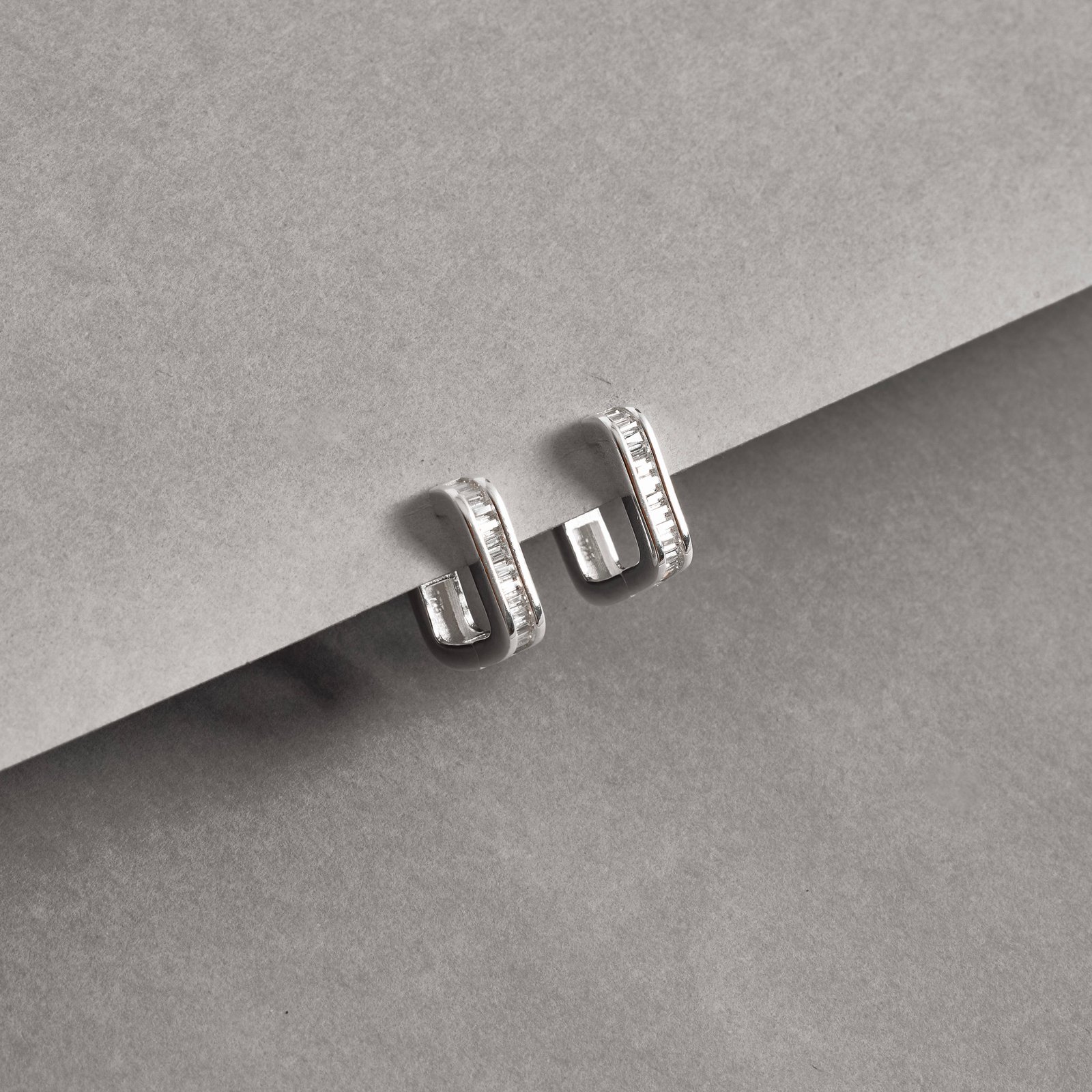 Argola click quadrada com zircônias retangulares 13mm 