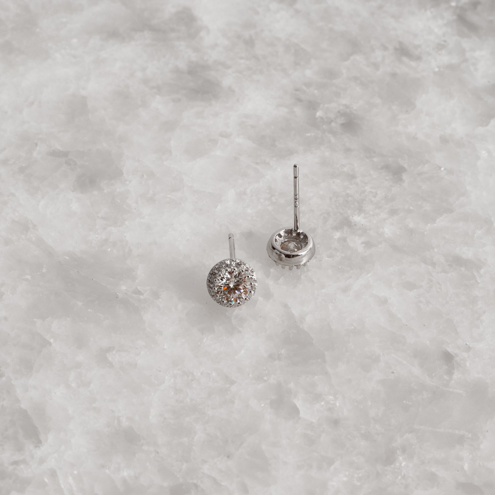 Brinco moissanite 5mm com cravejado cristal ródio