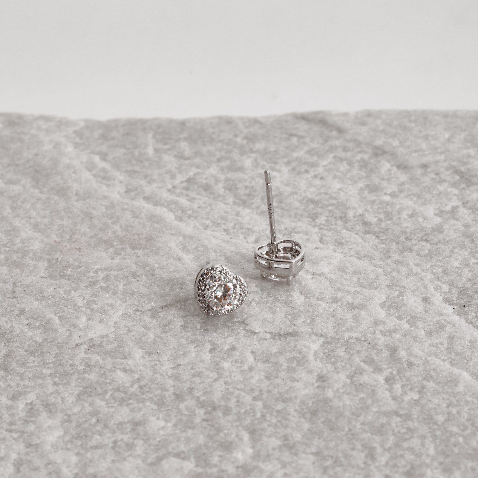 Brinco moissanite cristal 5mm com coração cravejado ródio