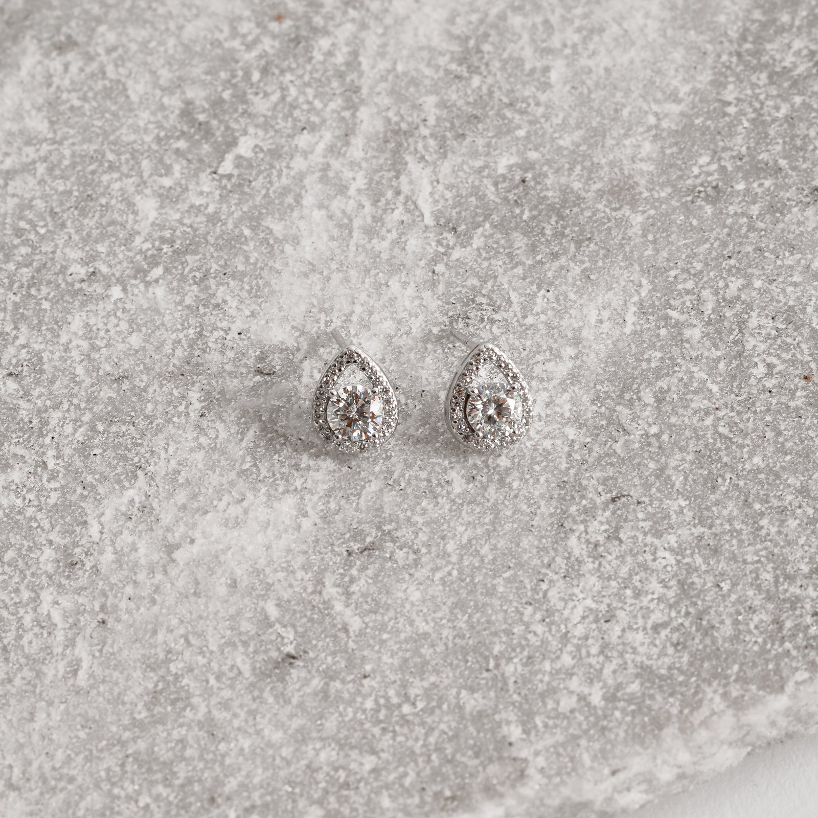 Brinco moissanite 5mm com gota vazada cravejada ródio