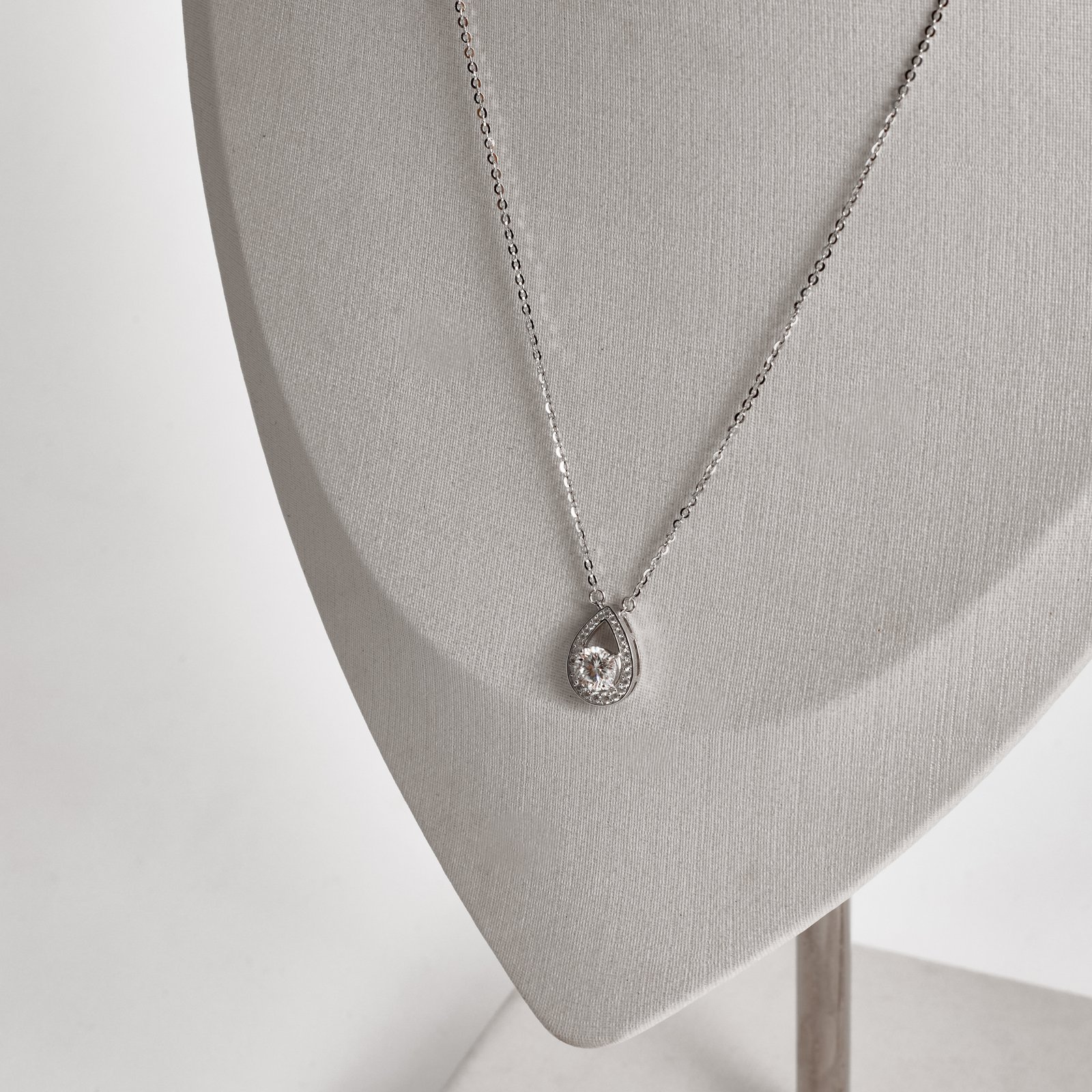 Colar entremeio moissanite 5mm com gota vazada cravejada corrente cadeadinho 45cm ródio